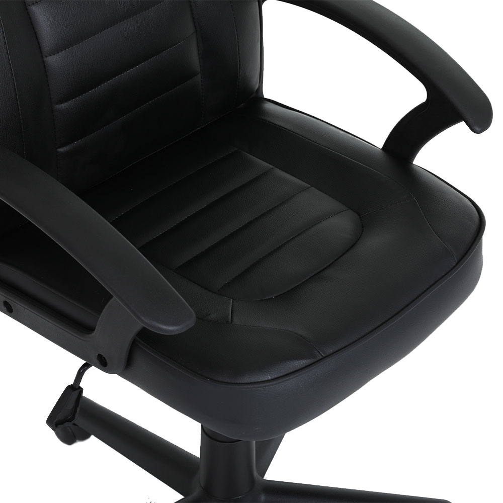 Gros plan d'une chaise de bureau noire. Elle a une assise et un dossier rembourrés, avec accoudoirs. La chaise est sur fond blanc.