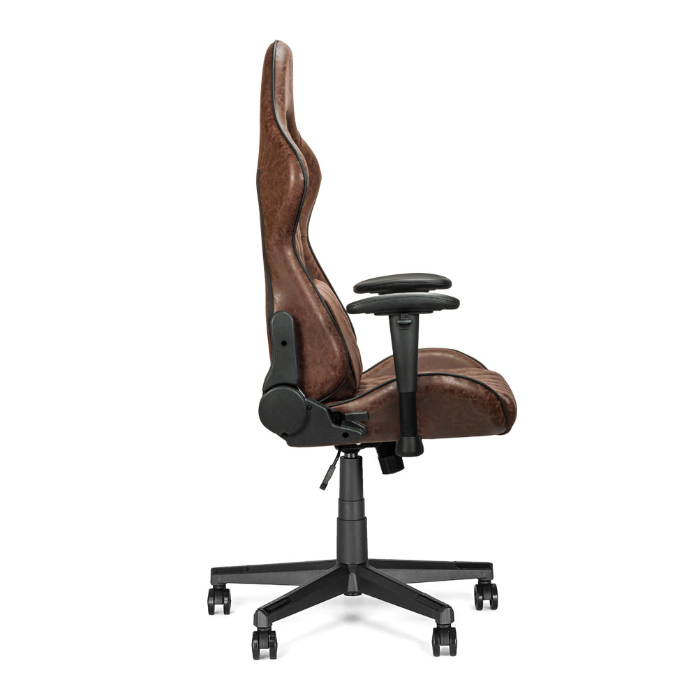 Chaise de jeu en cuir marron. Comprend un haut dossier, des accoudoirs et une base à cinq étoiles avec roulettes, sur fond blanc.