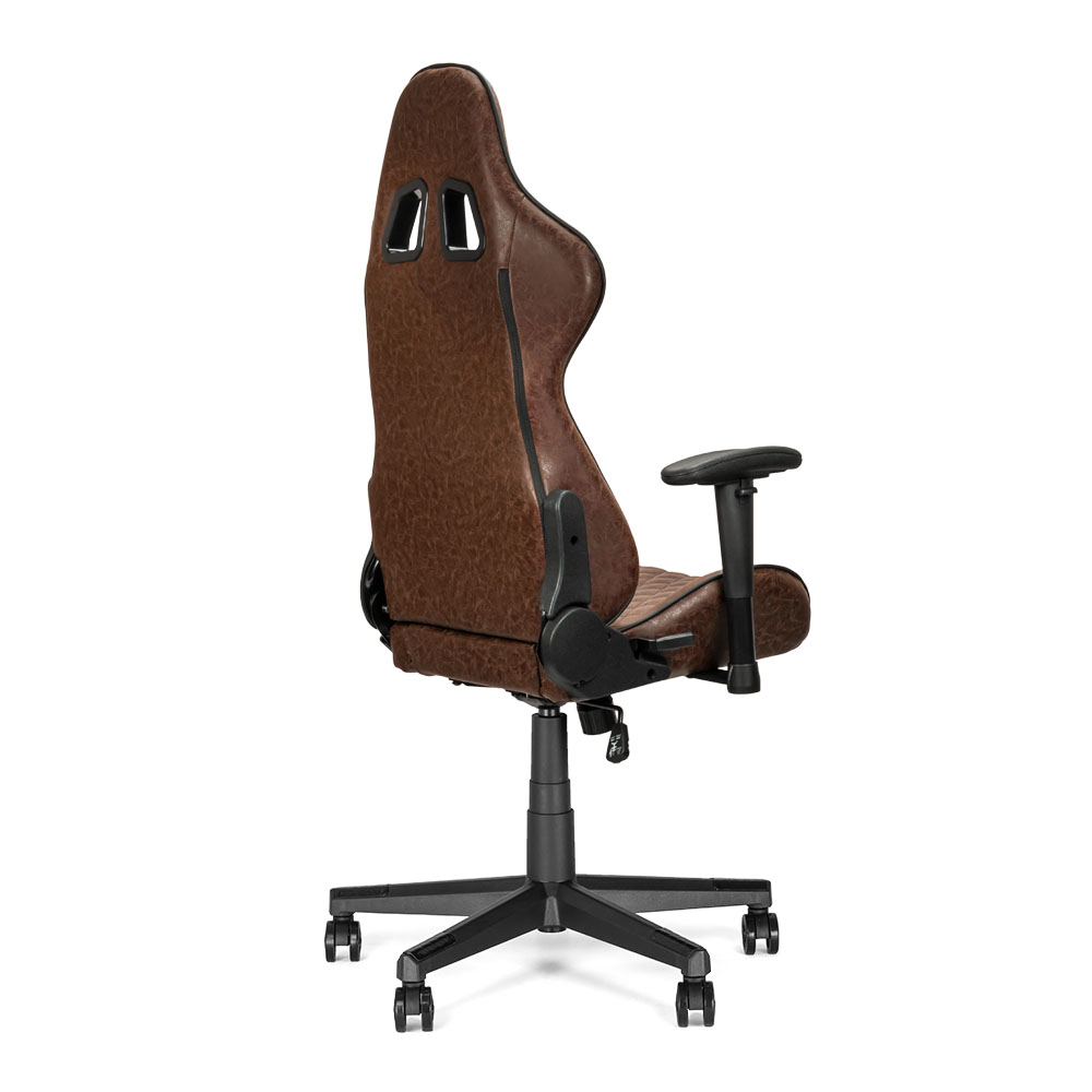 Chaise de jeu marron et noire, design ergonomique. Dispose d'un dossier haut avec ouvertures, accoudoirs et une base à roulettes sur fond blanc.