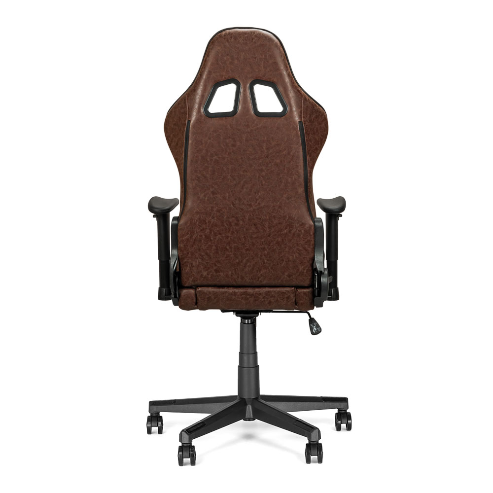 Vue arrière d'une chaise gaming marron. Elle a un haut dossier avec deux trous, des accoudoirs noirs et une base noire avec roues, sur fond blanc.