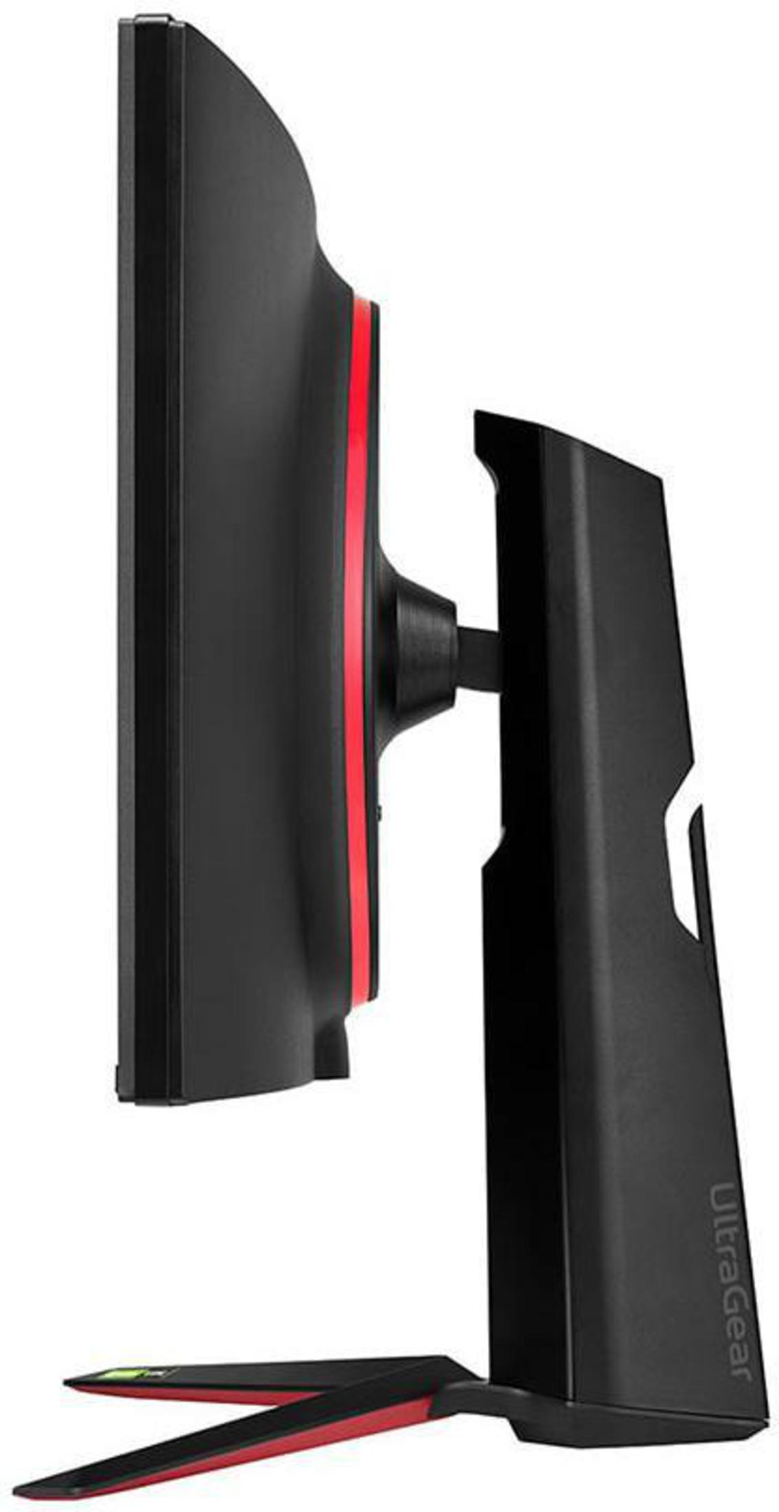 Widok z boku czarnego monitora z czerwonym paskiem, zamontowanego na czarnym stojaku. Widoczny jest napis 'UltraGear'.