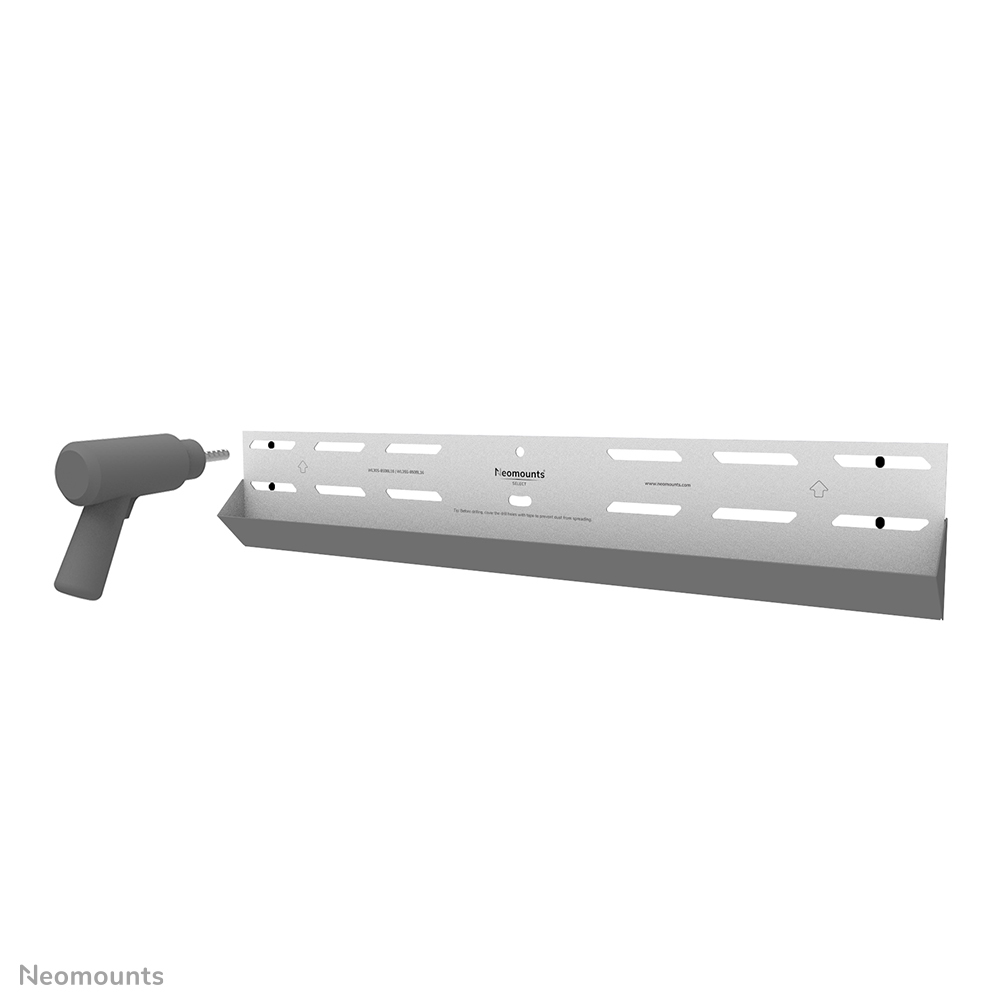 Een grijze boor bevindt zich in de buurt van een metalen plank. De plank heeft sleuven en een merklogo. De achtergrond is wit.