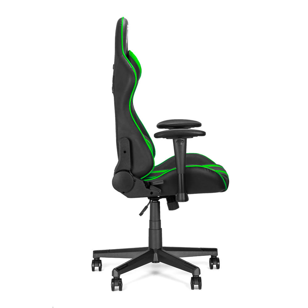 Zwarte en groene gamingstoel. Hij heeft een hoge rugleuning, armleuningen en een onderstel met wielen. Op een witte achtergrond.