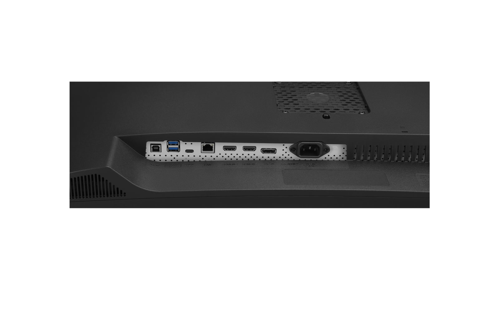 Vista posteriore di un monitor nero. Dispone di varie porte: USB, HDMI e ingresso di alimentazione. Sono visibili fori di ventilazione.