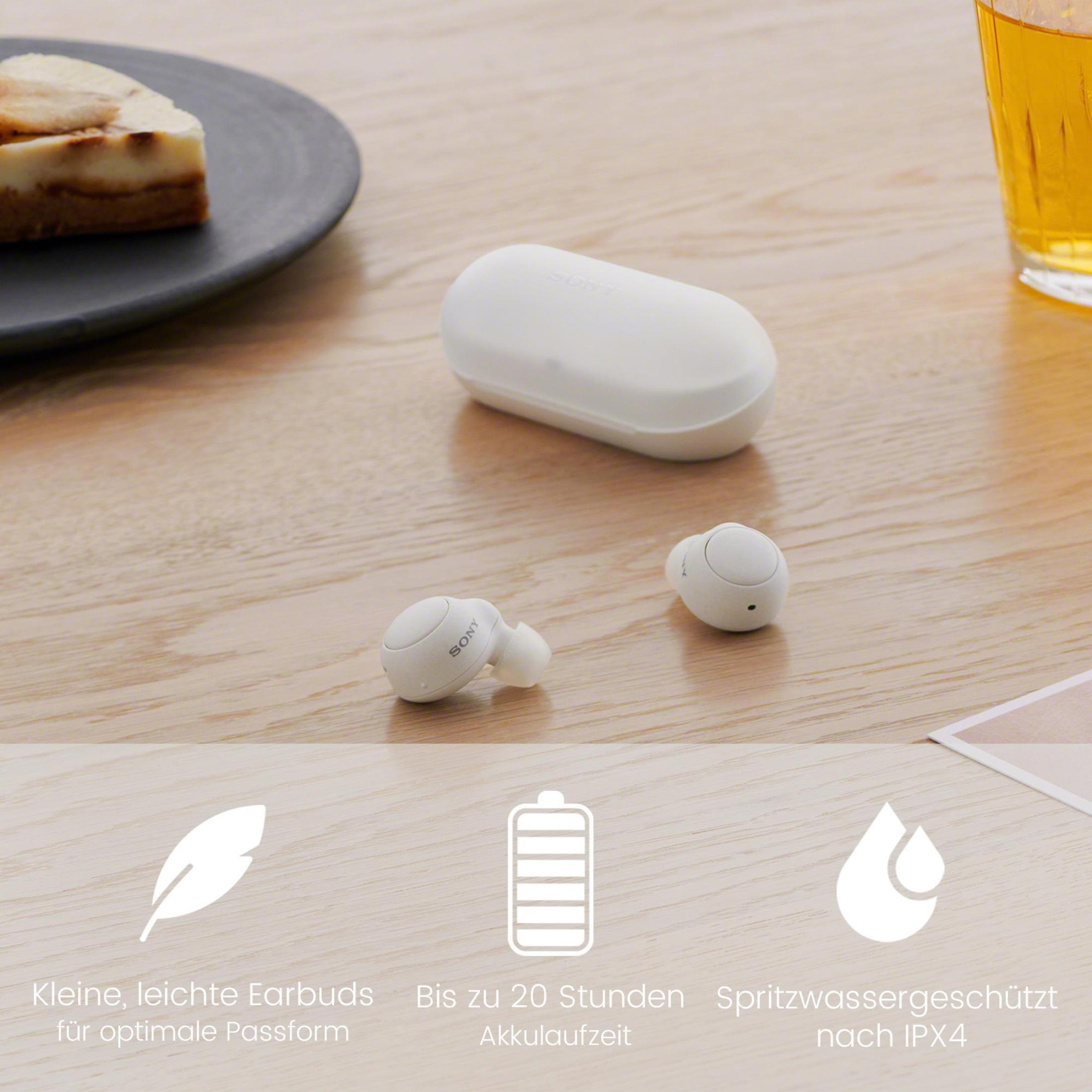 Weiße Ohrhörer mit Hülle, Kuchenstück, Glas Getränk auf Holztisch. Text über die Funktionen der Kopfhörer.
