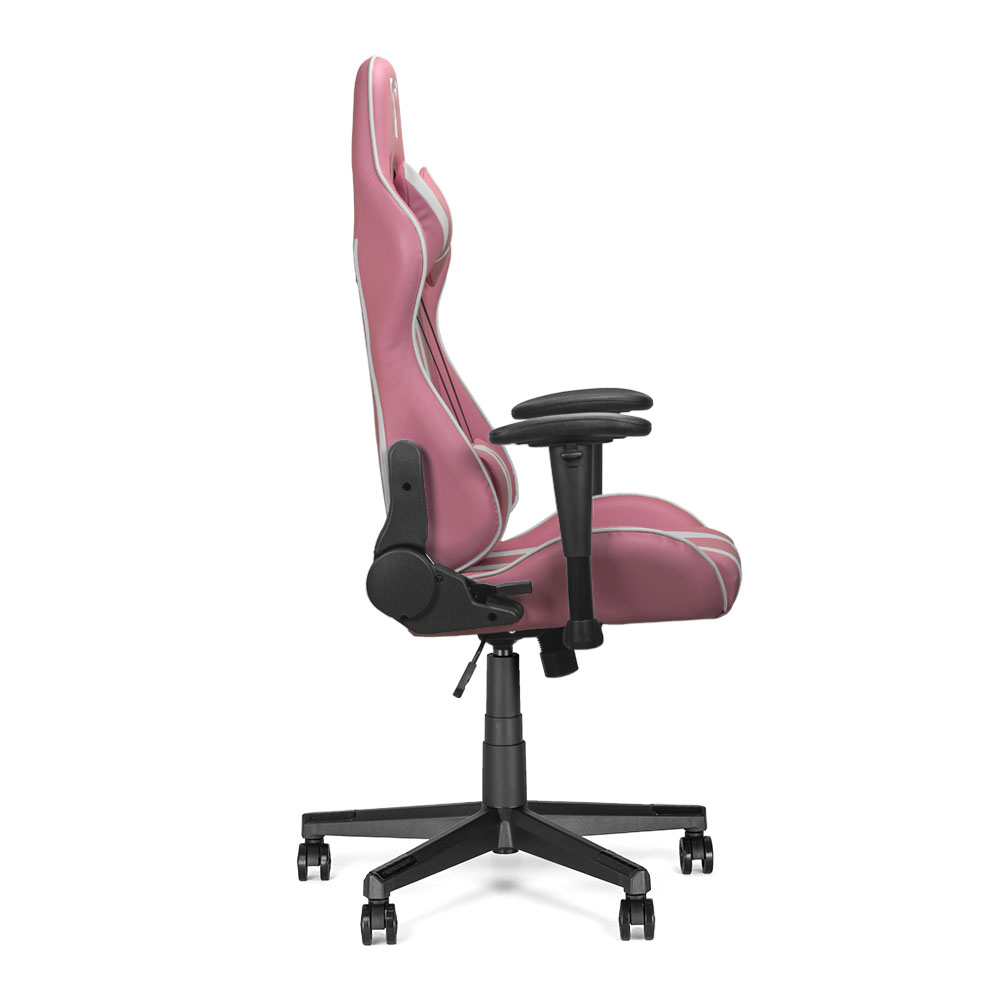 Een roze en witte gaming stoel. Het heeft een hoge rugleuning, armleuningen en een zwart onderstel met wielen. De stoel staat op een witte achtergrond.