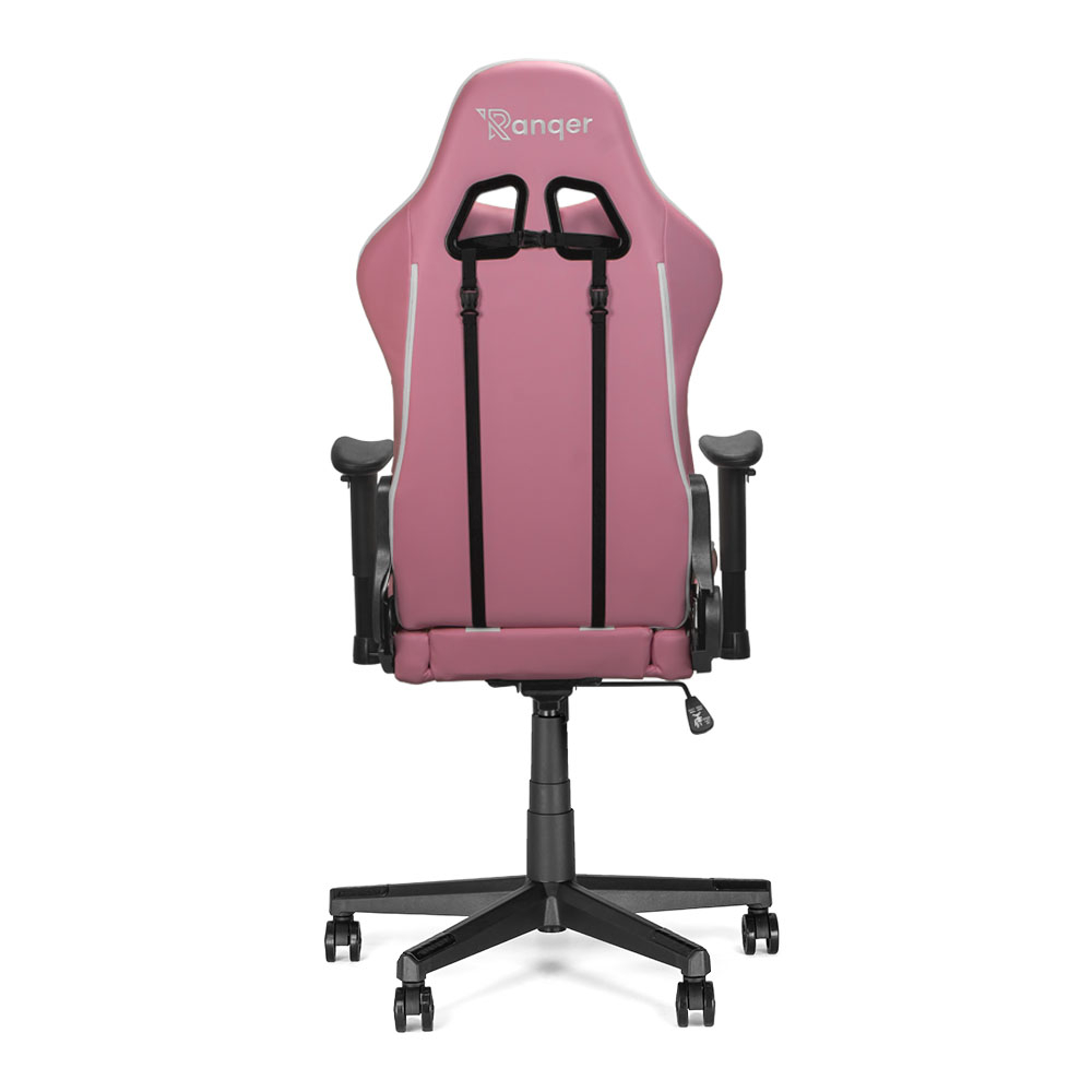 Achteraanzicht van een roze gamingstoel met zwarte accenten. Het heeft een hoge rugleuning, armleuningen en een vijfsterrenvoet met wieltjes, op een witte achtergrond.