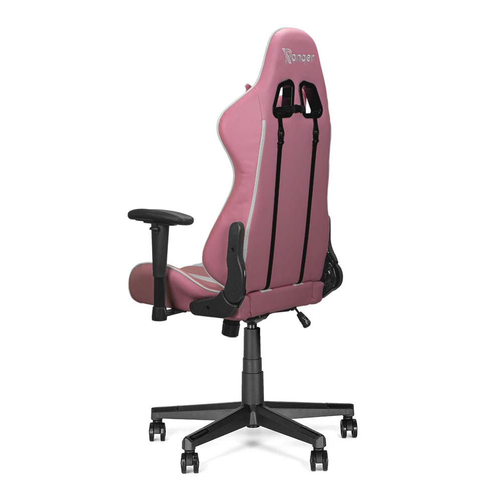 Roze en zwarte gamestoel. Hij heeft een hoge rugleuning, armleuningen en een vijfsterrenvoet met wielen. Het woord Ranger staat op de hoofdsteun.