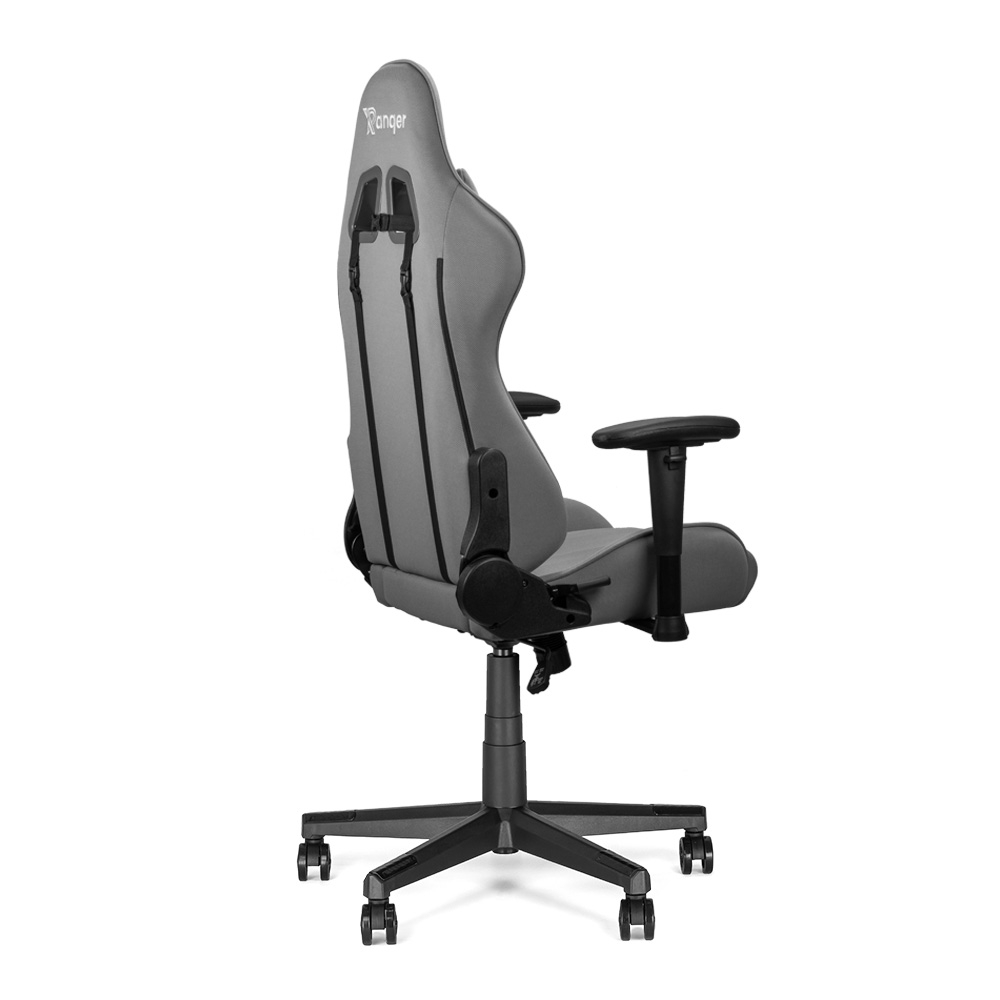 Een grijze gamingstoel met zwarte accenten. De stoel heeft een hoge rugleuning, armleuningen en een vijfsterrenvoet met wielen. Het Ranger-logo is zichtbaar.