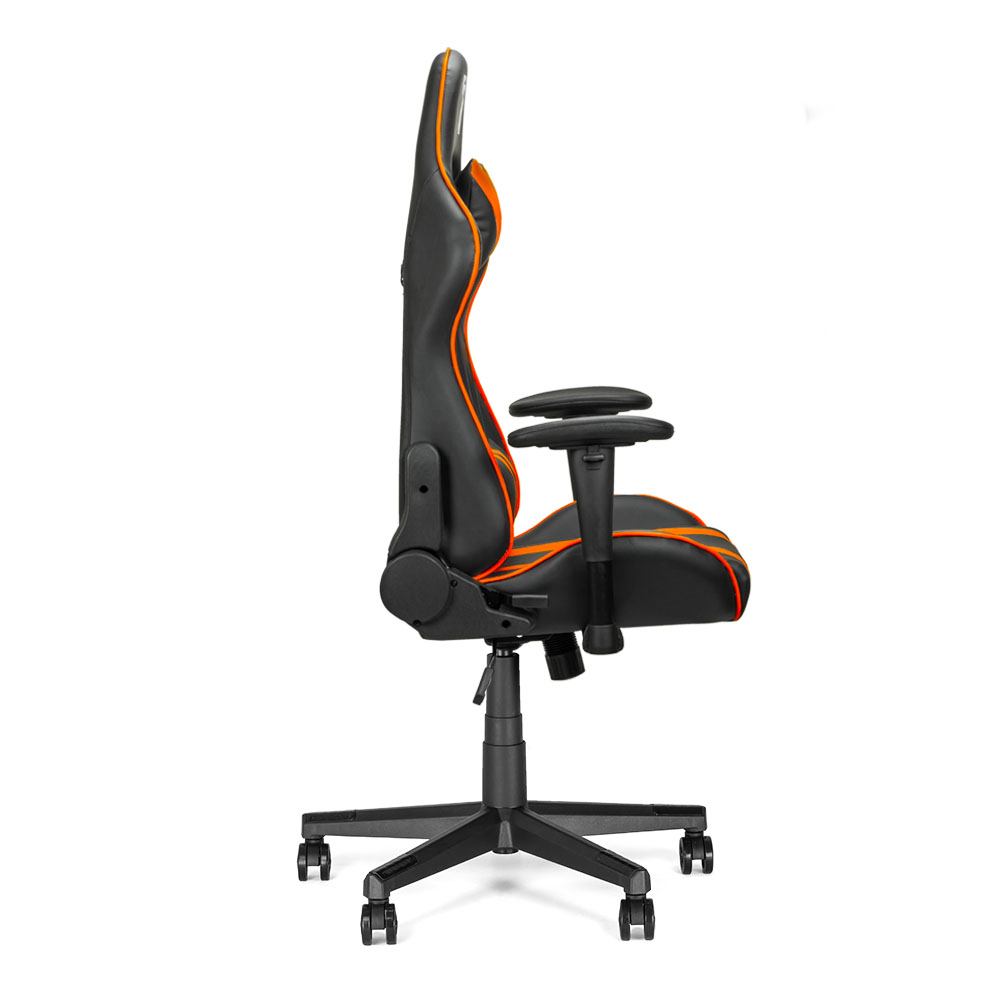 Zwarte en oranje gamingstoel, zijaanzicht. Voorzien van een hoge rugleuning, armleuningen en een vijfsterrenvoet met wielen. Witte achtergrond.