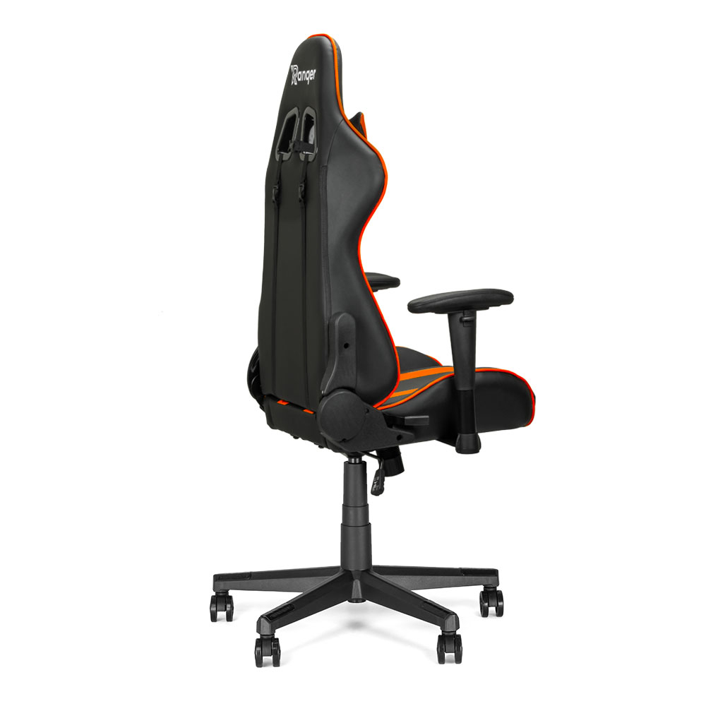 Een zwarte en oranje gamingstoel. Hij heeft een hoge rugleuning, armleuningen en een onderstel met vijf wielen. De zitting is ontworpen voor comfort.