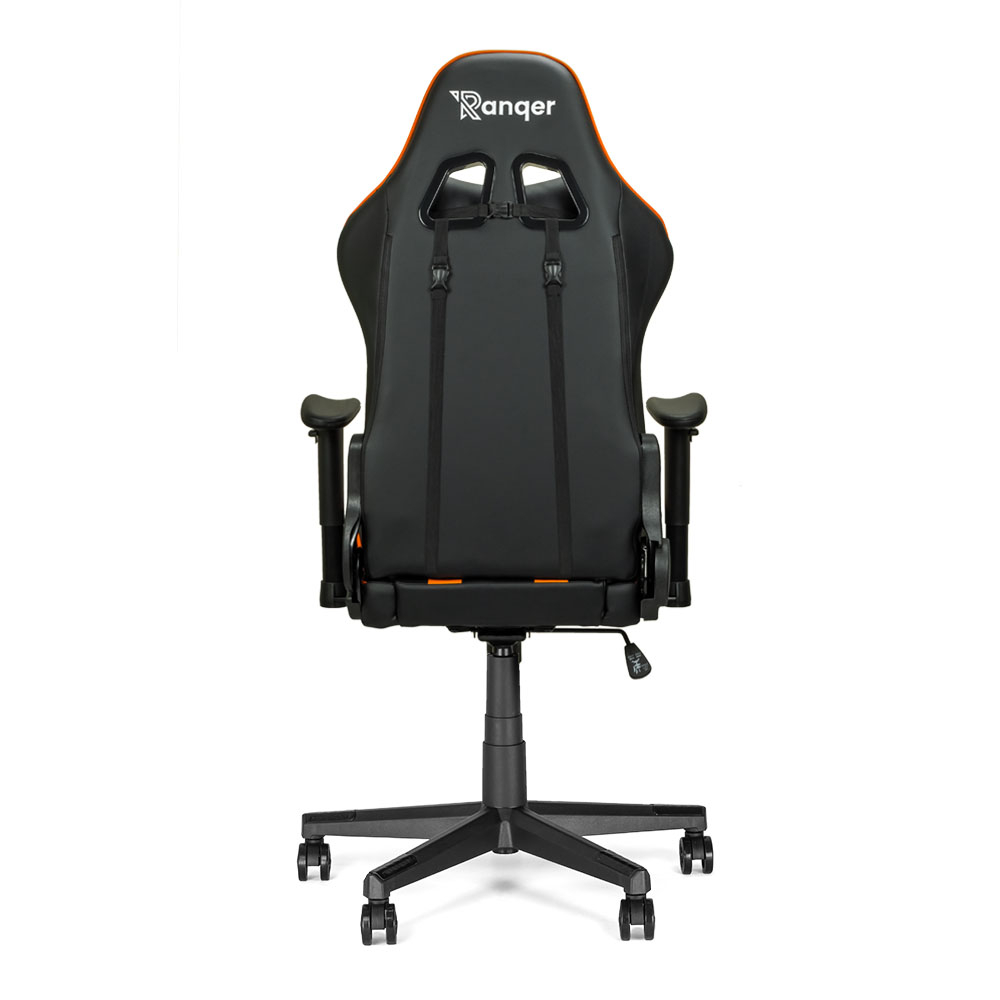 Zwarte en oranje gamingstoel, achteraanzicht. Voorzien van een hoofdsteun met het 'Ranger'-logo, verstelbare armleuningen en een vijf-wiel basis.