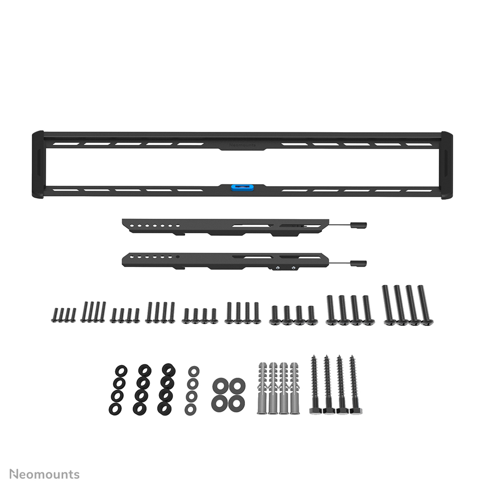 Kit de montaje de TV negro con varios tornillos, arandelas y anclajes sobre fondo blanco.
