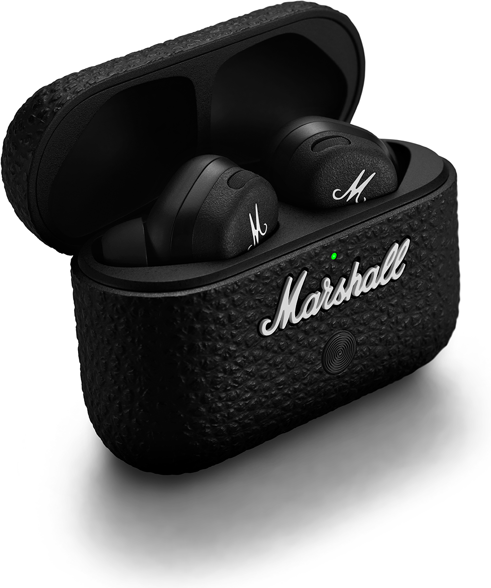 Auricolari Marshall neri in una custodia strutturata, aperta. Ogni auricolare ha un logo 'M'. La custodia ha una luce verde e 'Marshall'.