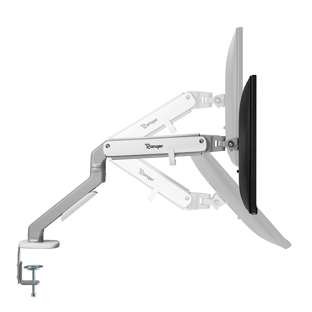 Ein Monitorarm mit schwarzem Bildschirm ist befestigt. Der Arm ist weiß und grau, mit 'Ranqer' beschriftet. Er ist auf einer weißen Oberfläche montiert.