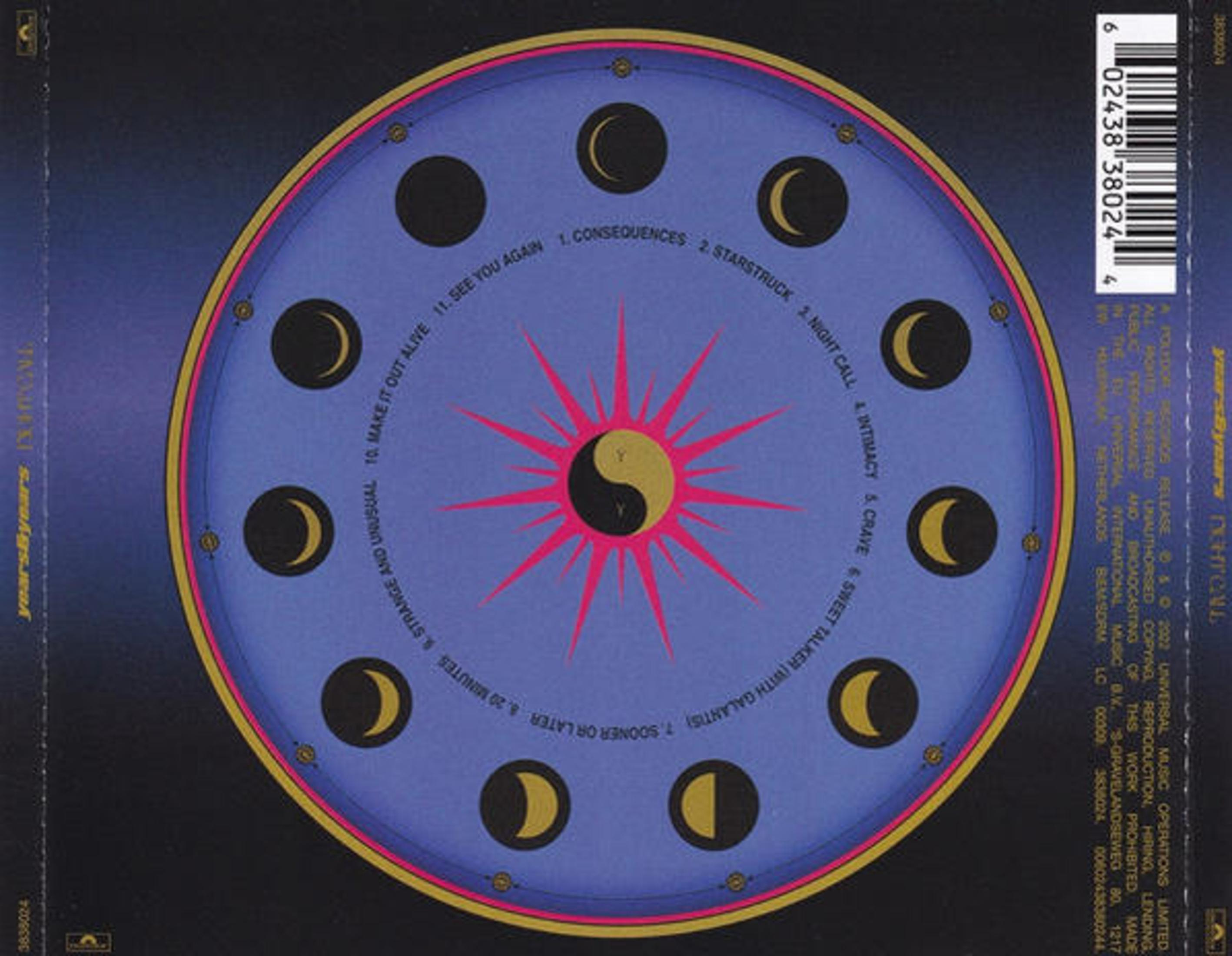 Copertina del CD con un design a cerchio blu con lune, un sole e testo. C'è un codice a barre a destra.