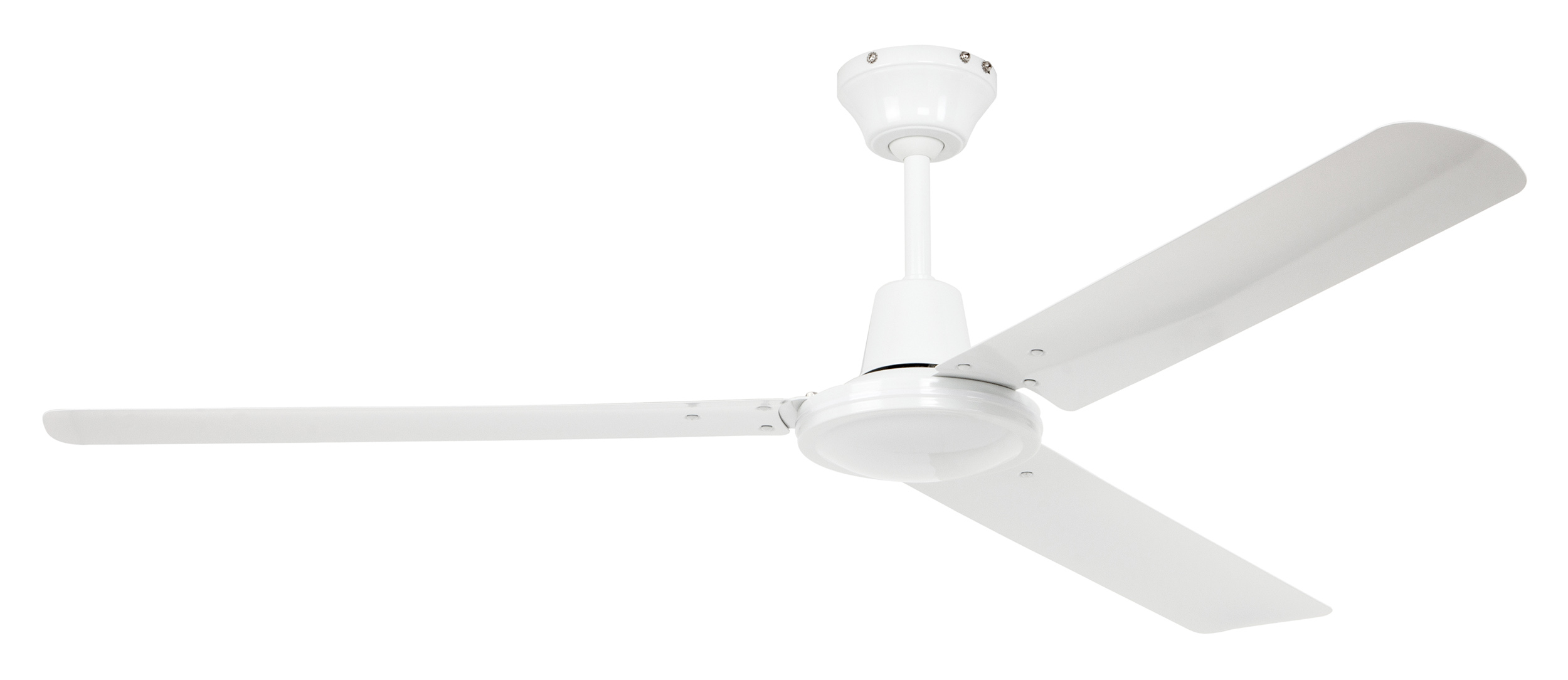 Un ventilatore da soffitto bianco con tre pale, appeso su uno sfondo bianco. Il ventilatore è centrato e le pale sono angolate.