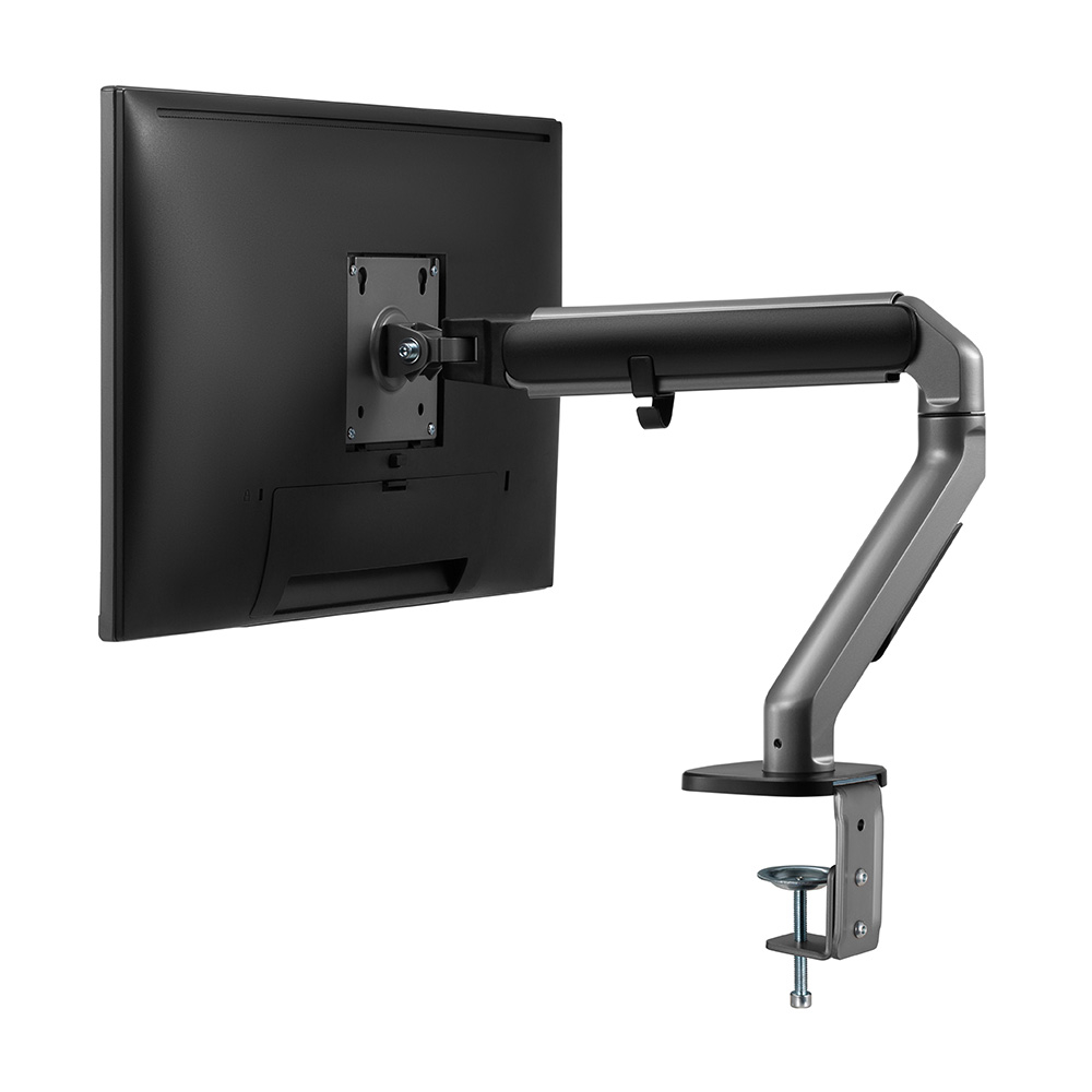 Ein schwarzer Computermonitor an einem silbernen Monitorarm befestigt. Der Arm ist an einer Oberfläche befestigt.