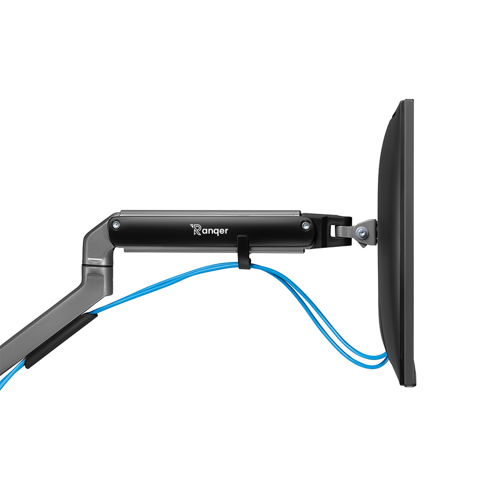 Ein schwarzer Monitorarm mit einem angeschlossenen Monitor. Zwei blaue Kabel verlaufen nach unten. Der Arm ist grau und schwarz.
