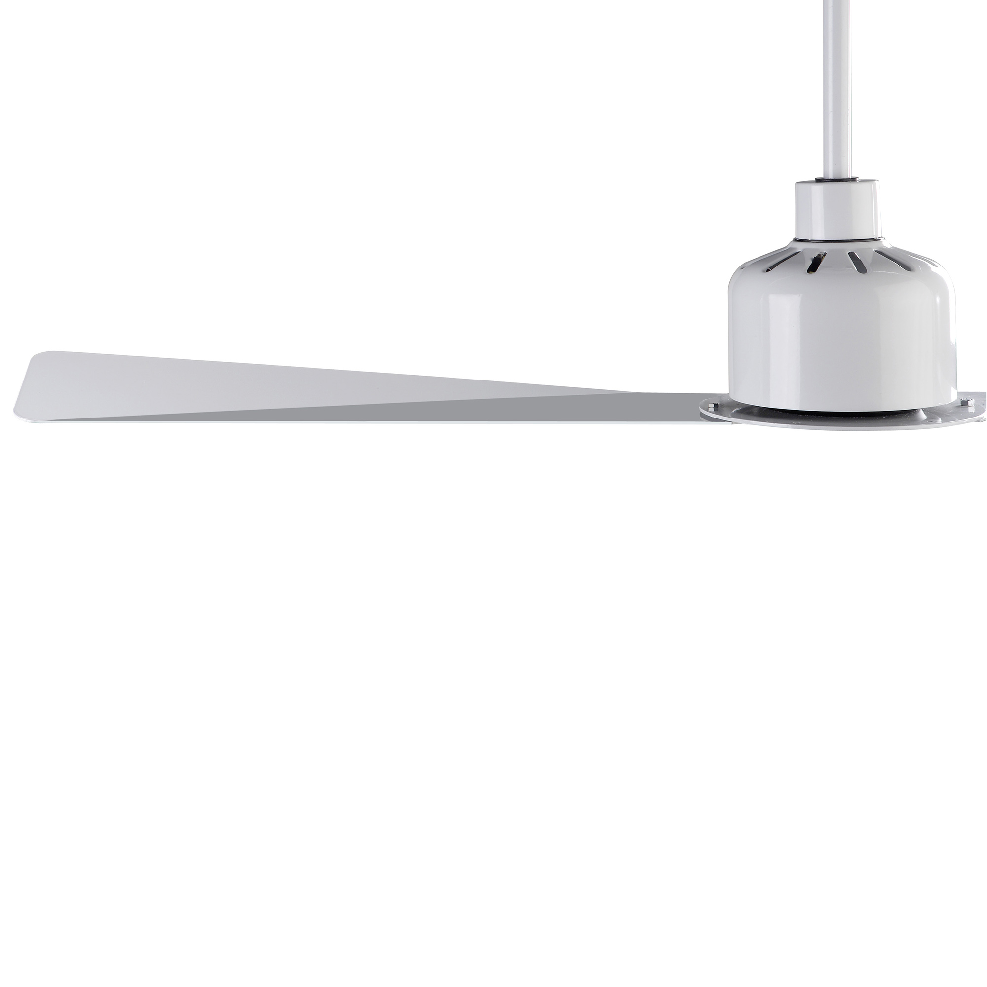 Ein weißer Deckenventilator mit einem Flügel ist teilweise sichtbar. Der Ventilator befindet sich vor einem weißen Hintergrund.