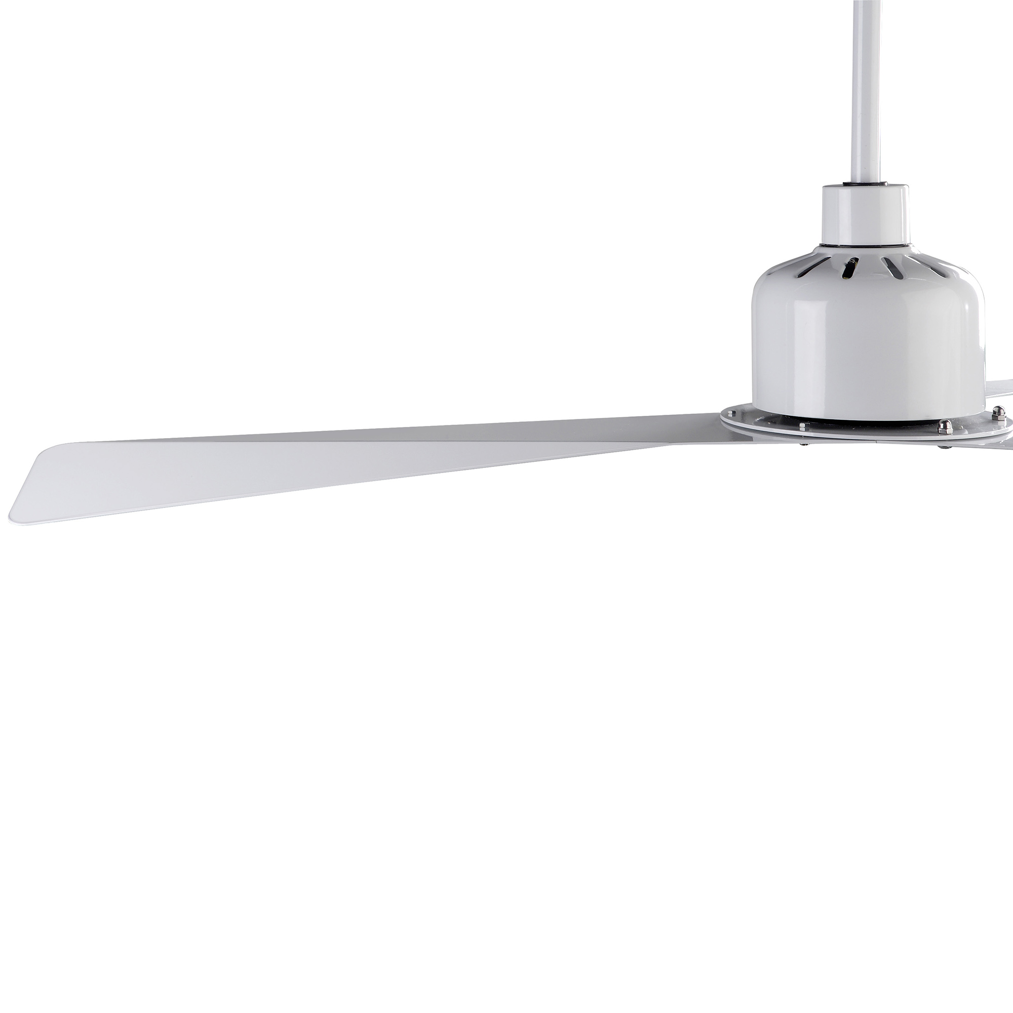 Weißer Deckenventilator vor weißem Hintergrund. Enthält Lüfterflügel und Motorgehäuse. Der Ventilator ist neu.