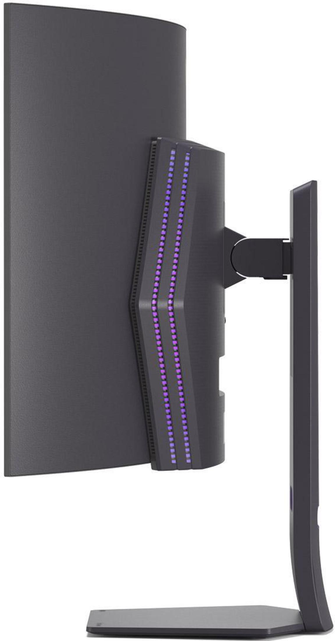 Widok z boku monitora. Jest ciemnoszary z fioletowymi światłami z tyłu. Podstawa jest również ciemnoszara.