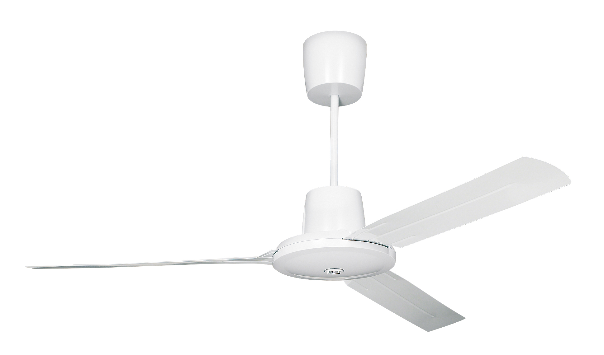 Un ventilatore da soffitto bianco con tre pale è sospeso al soffitto. Il ventilatore è su sfondo bianco.