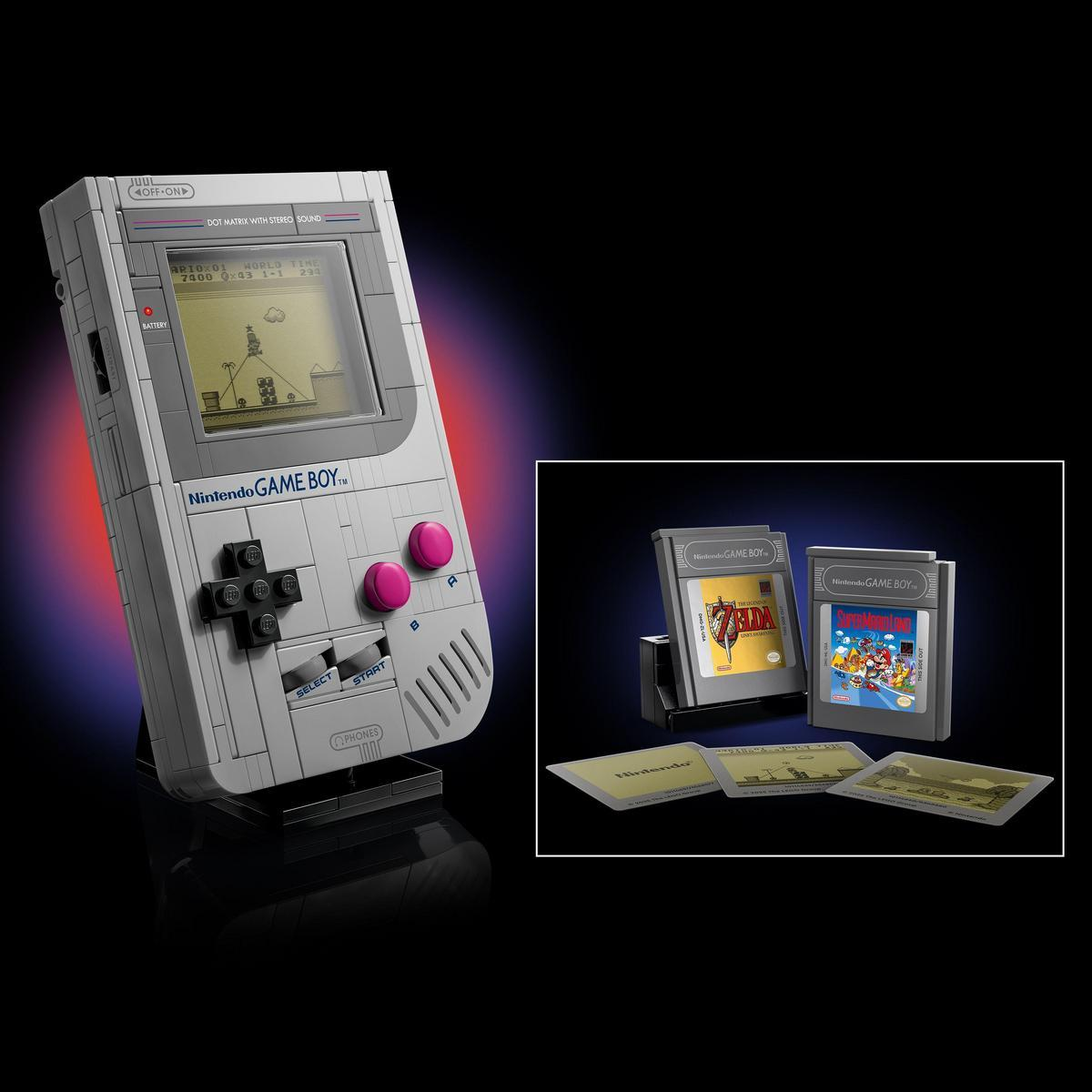 Bir Lego Game Boy ve oyun kartuşları sergileniyor. Game Boy ekranı, bir Mario oyunundan bir seviye gösteriyor. Arka plan siyahtır.