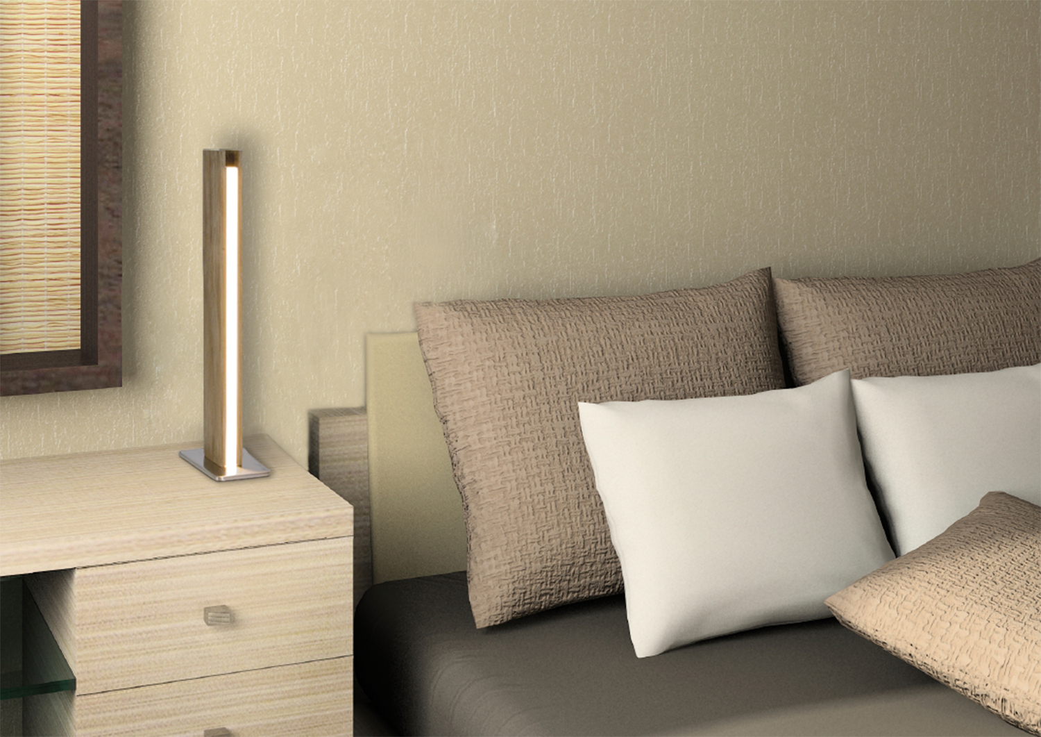 Eine Nachttischszene zeigt eine Lampe, einen Nachttisch und Kissen auf einem Bett. Die Lampe hat ein vertikales Licht, die Kissen sind weiß und braun.