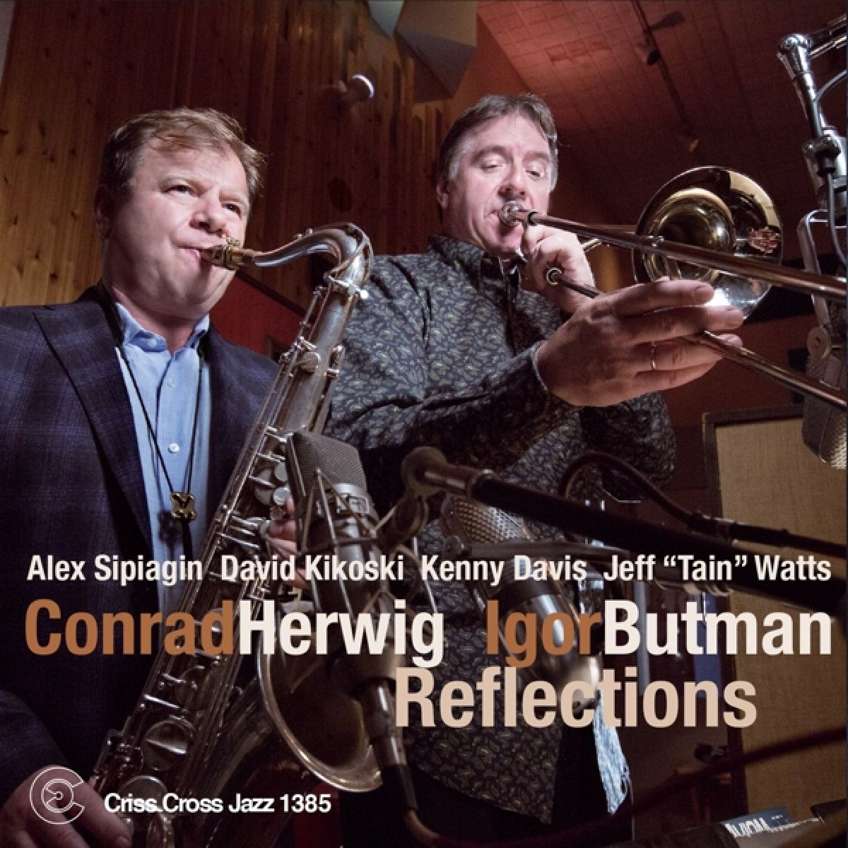 Twee muzikanten spelen instrumenten, saxofoon en trombone. Albumhoes met bandnamen en de titel 'Reflections'.