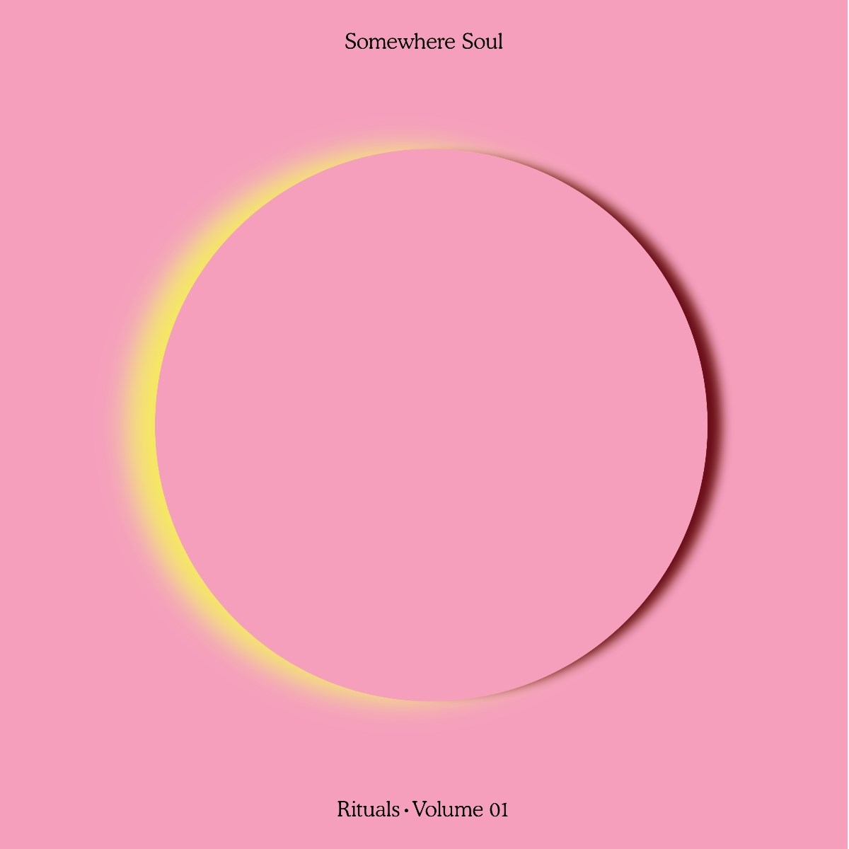 Roze achtergrond met een grote cirkel en een gele halve maan. Tekst: Somewhere Soul, Rituals Volume 01.