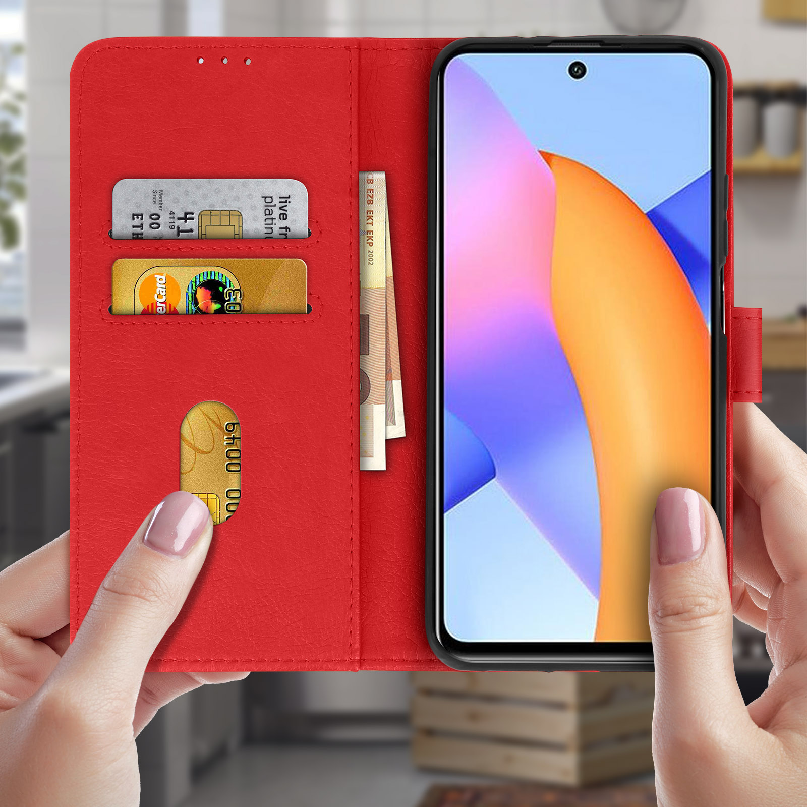 Custodia rossa per telefono aperta, con telefono, carte di credito e contanti. Mani che tengono la custodia.