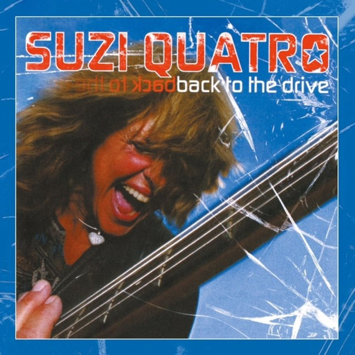 Copertina dell'album: Suzi Quatro che canta e suona il basso. Testo: Suzi Quatro, back to the drive. Sfondo blu con effetto vetro rotto.