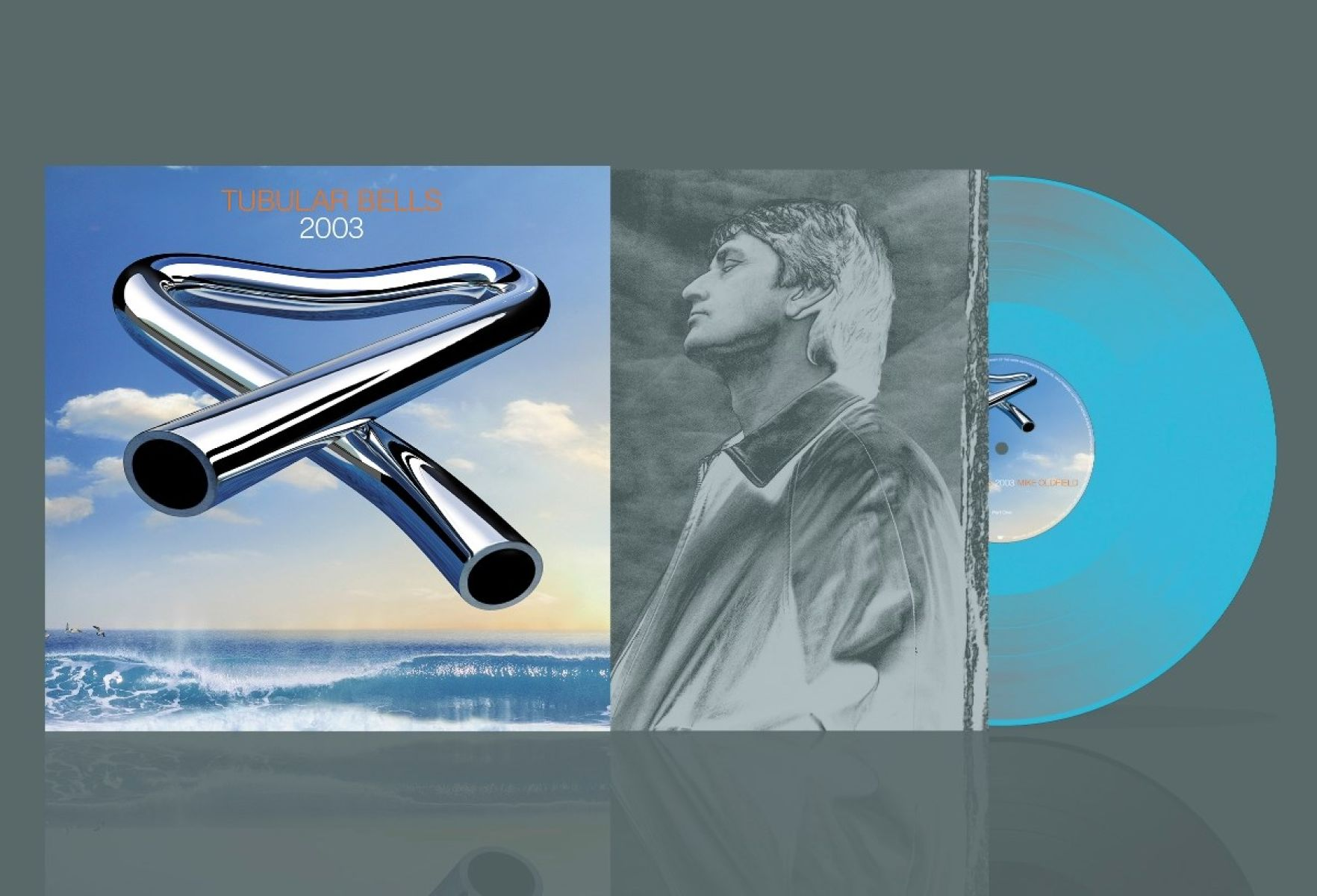 Copertina dell'album con campane tubolari cromate su mare e cielo. Visibili un ritratto di profilo e un disco in vinile blu.