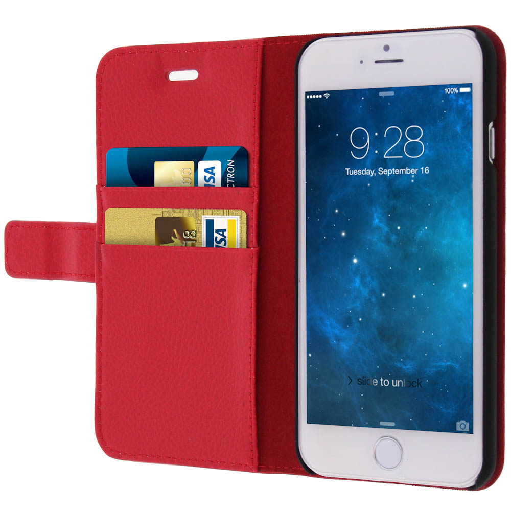 Una custodia rossa per telefono con un iPhone che mostra l'ora. Le carte sono visibili nella custodia. La custodia è aperta.