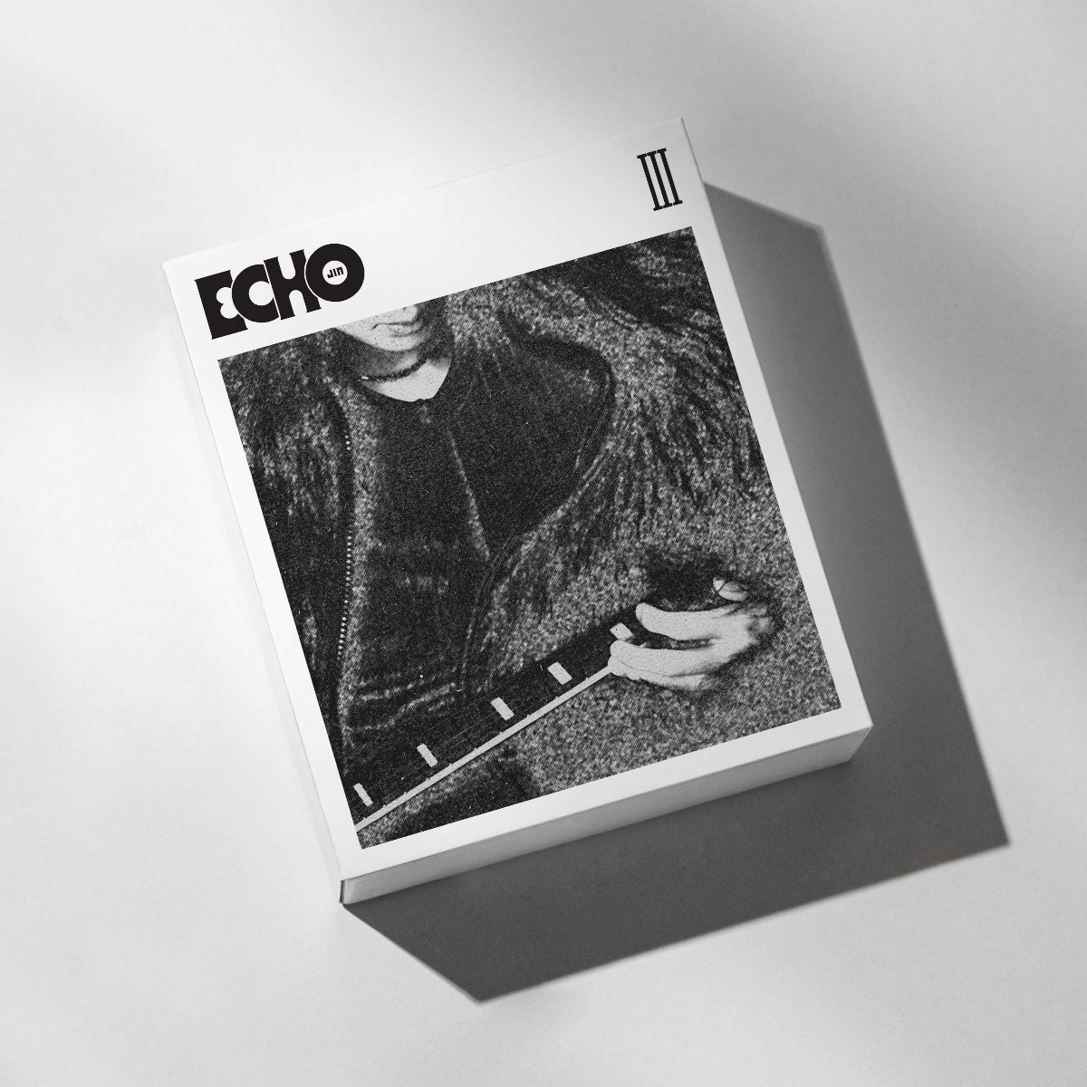 Een zwart-wit afbeelding van een boek met een persoon erop. Het boek heeft het woord 'ECHO'.