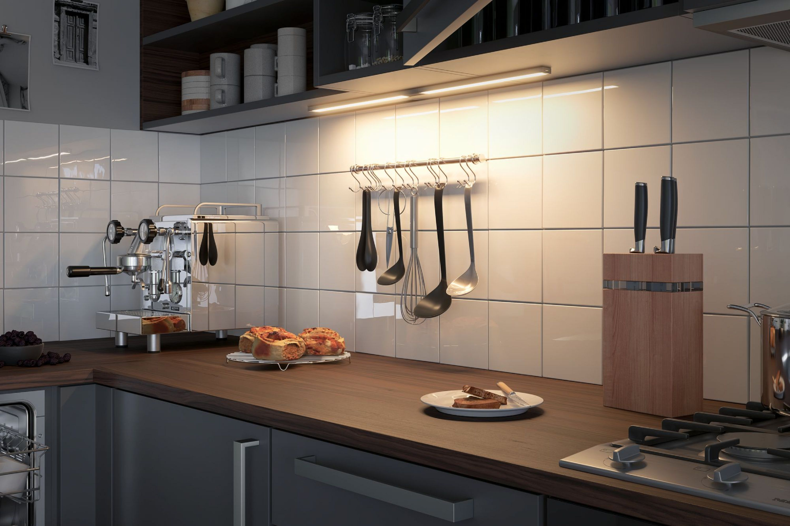 Küchenszene. Espressomaschine, Brot, Utensilien und Messer auf einer Holztheke. Weiße Fliesen und Schränke sind im Hintergrund.