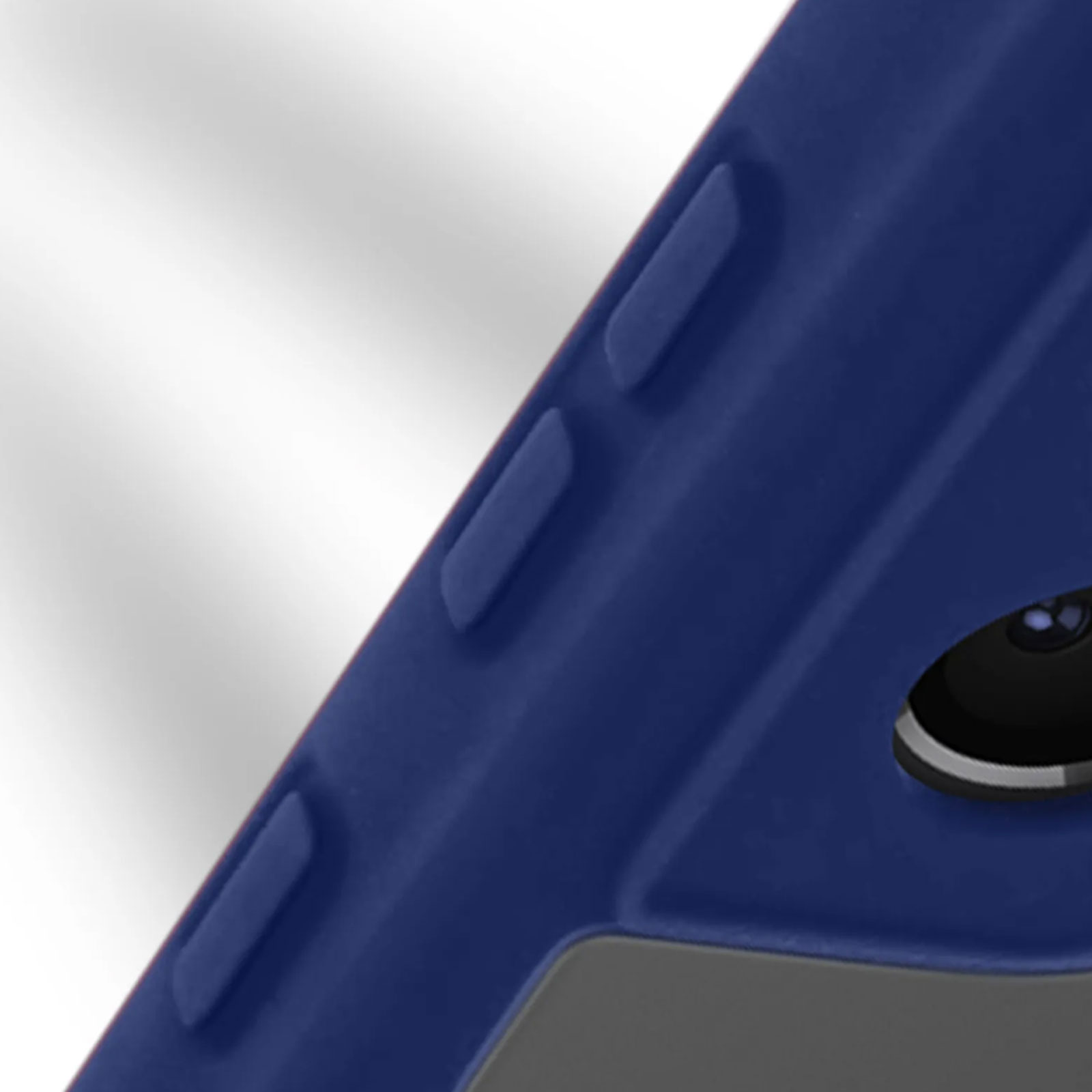 Close-up van een donkerblauwe telefoonhoes met drie verhoogde knoppen en een cameralens op een lichte achtergrond.