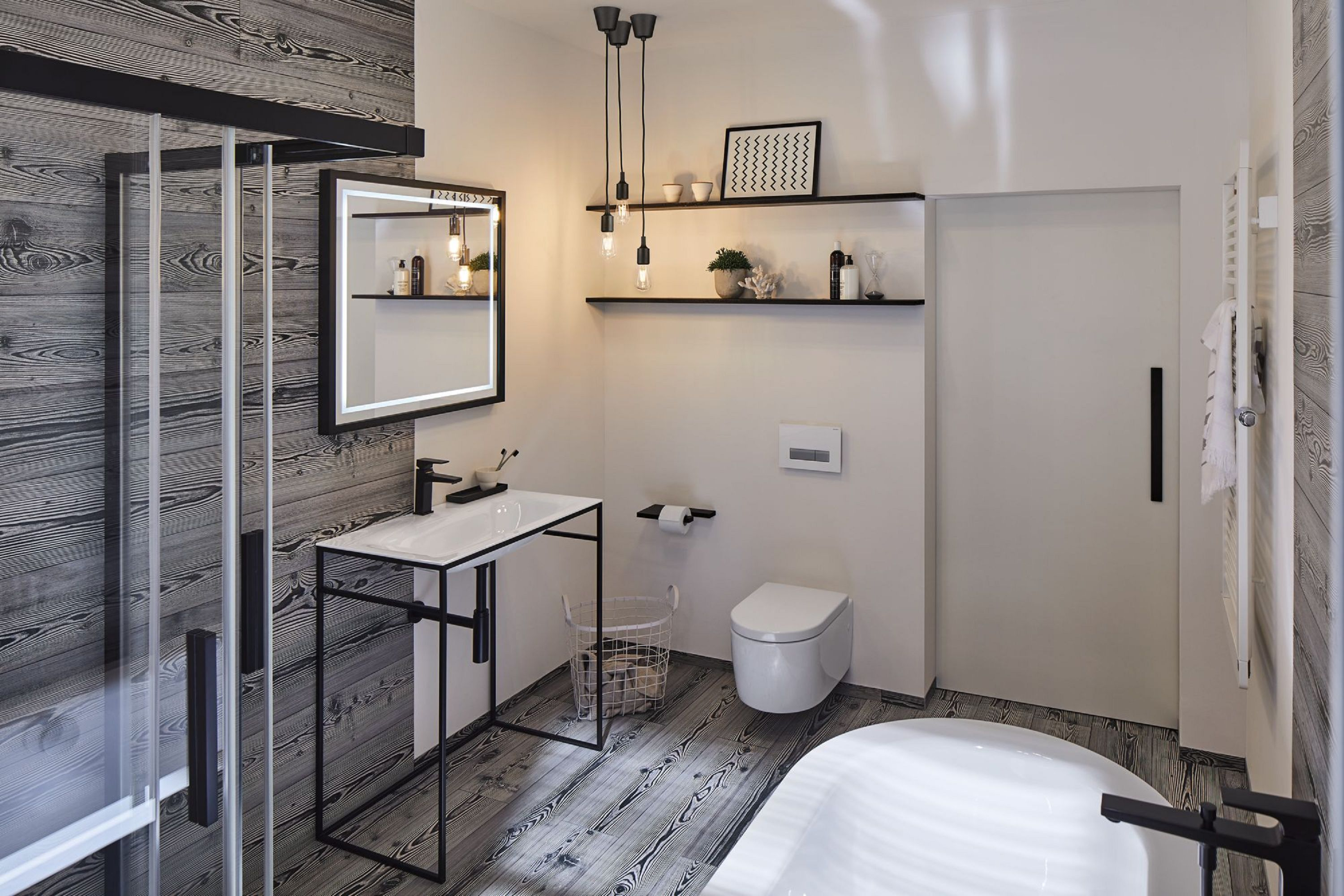 Bagno moderno con pareti in legno, lavandino bianco, wc, vasca da bagno e cabina doccia.