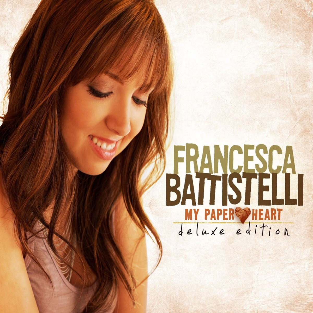 Albumhoes: Francesca Battistelli glimlacht, bruin haar, beige top. Tekst: Francesca Battistelli, My Paper Heart, deluxe editie.