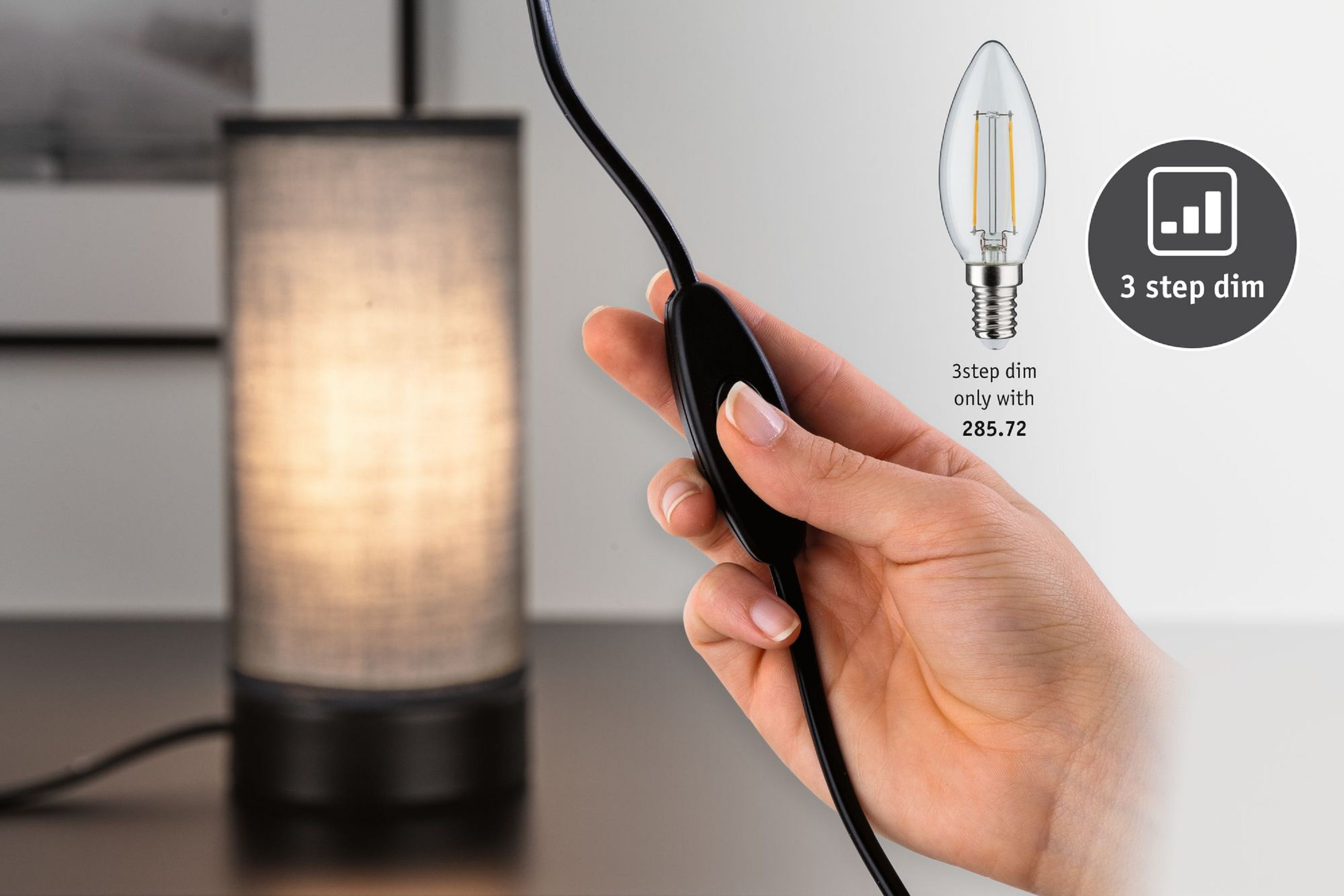 Una mano tiene un interruttore della lampada accanto a una lampada accesa. Un'immagine mostra una lampadina con un'opzione di dimmerazione a 3 fasi.