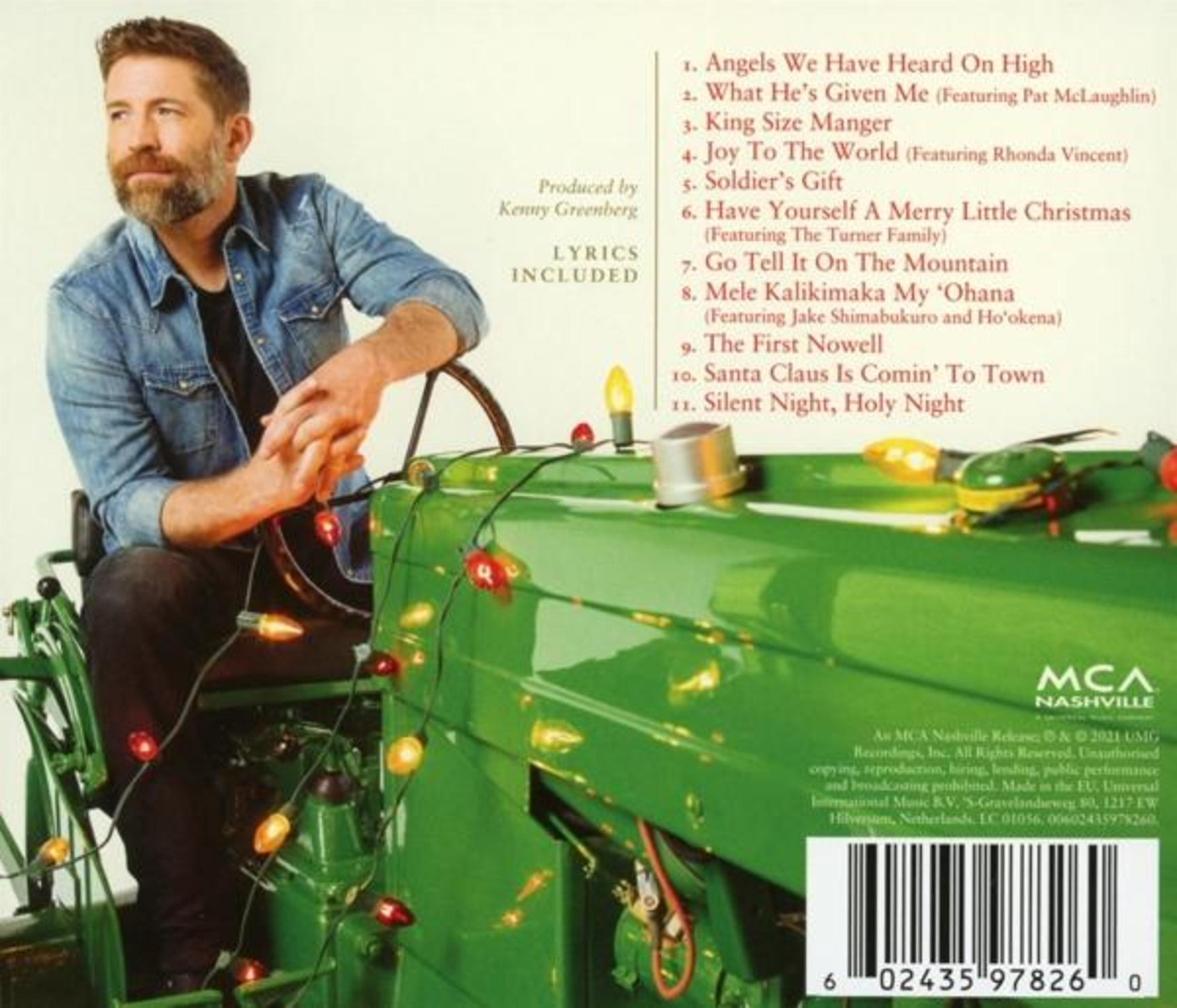 Ein Mann sitzt auf einem grünen Traktor, der mit Weihnachtsbeleuchtung geschmückt ist. Albumcover mit Titelliste und Barcode.