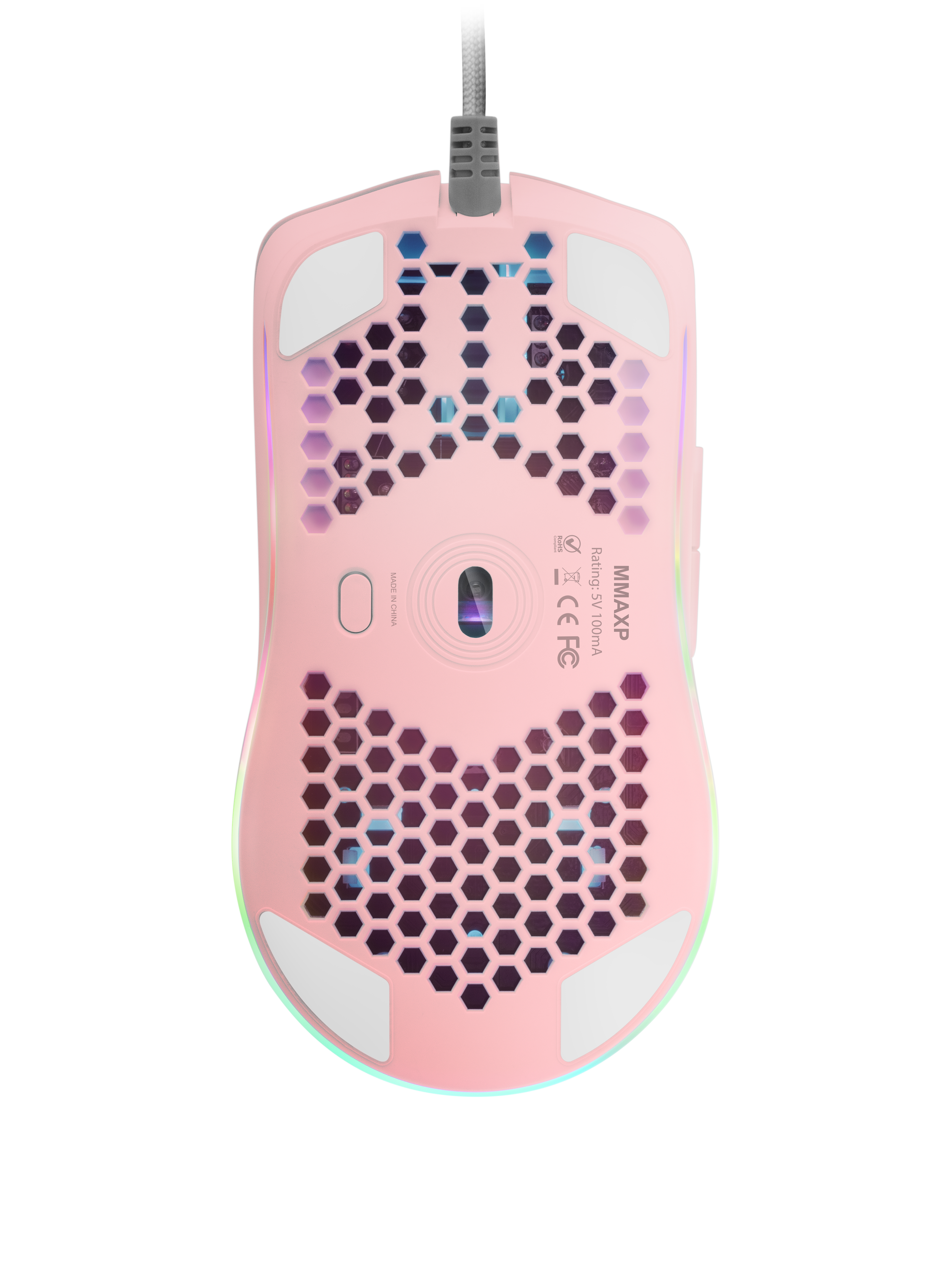 Roze gamingmuis met een honingraatontwerp. Het heeft een kabel en witte pads. De achtergrond is wit.
