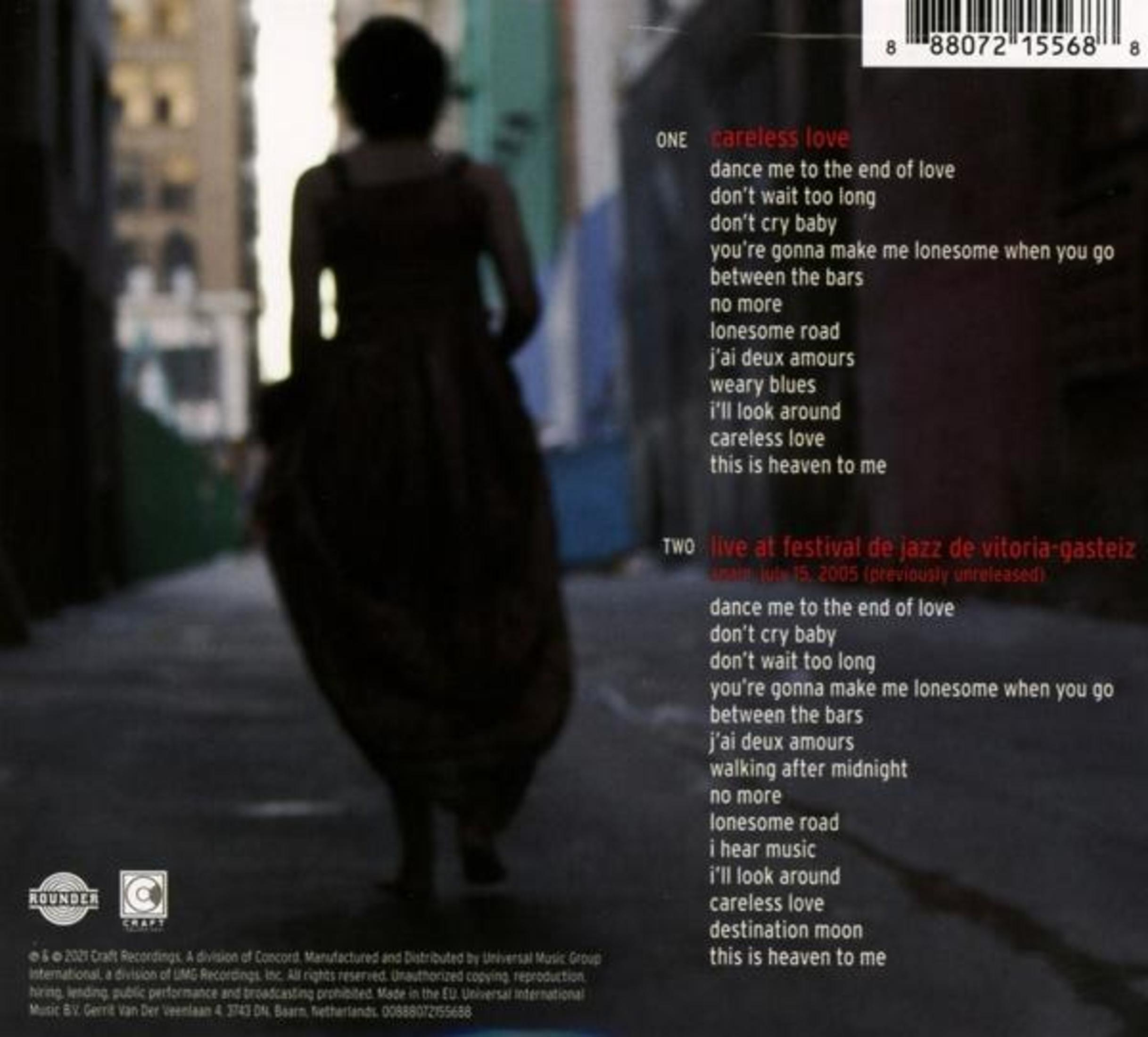 Eine Person geht in einer dunklen Gasse weg. Albumcover mit Text auf der rechten Seite sichtbar.