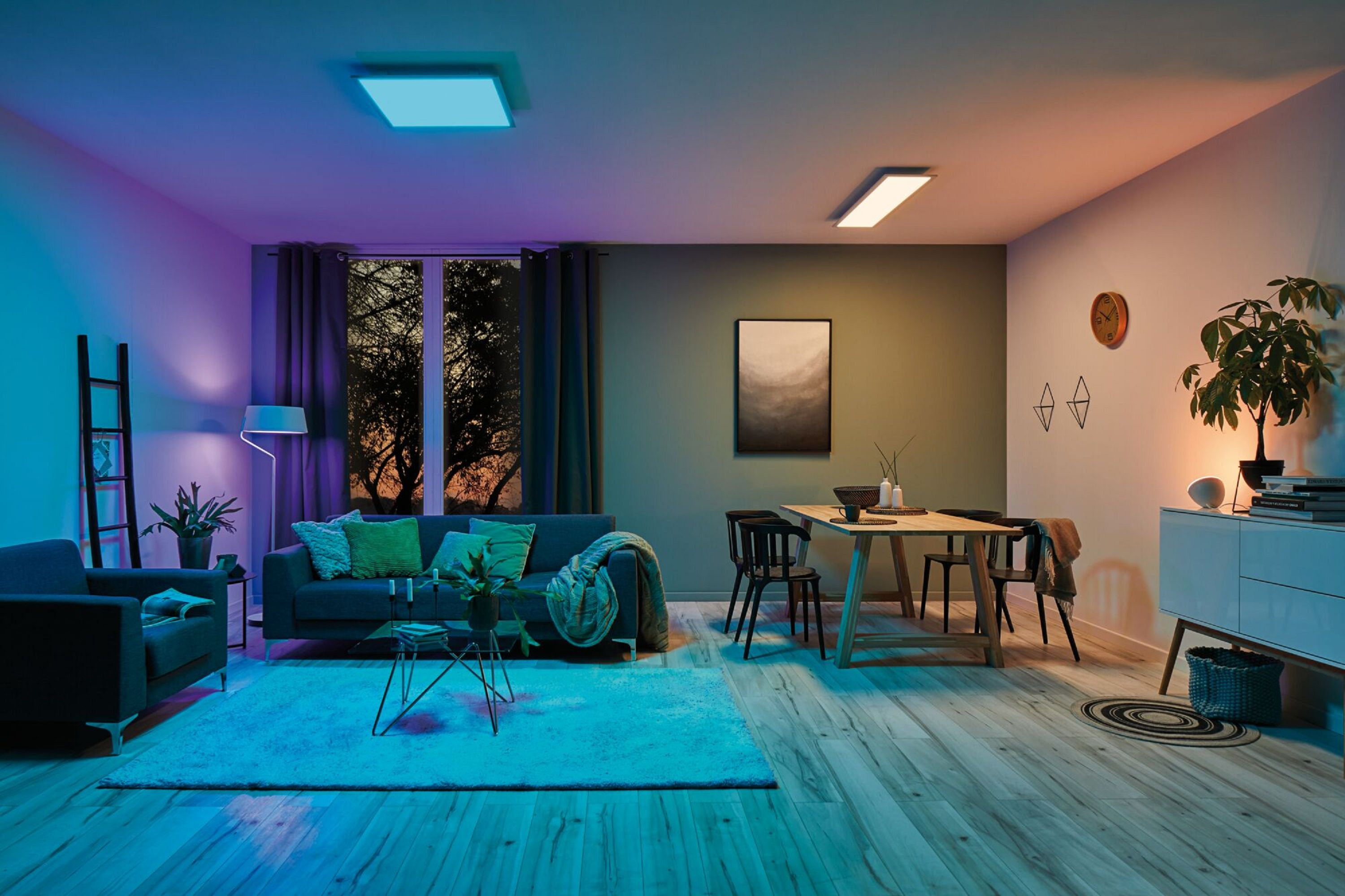Nowoczesny salon z niebieskim i fioletowym oświetleniem. Ma sofę, stół, krzesła i okno z widokiem na drzewo.