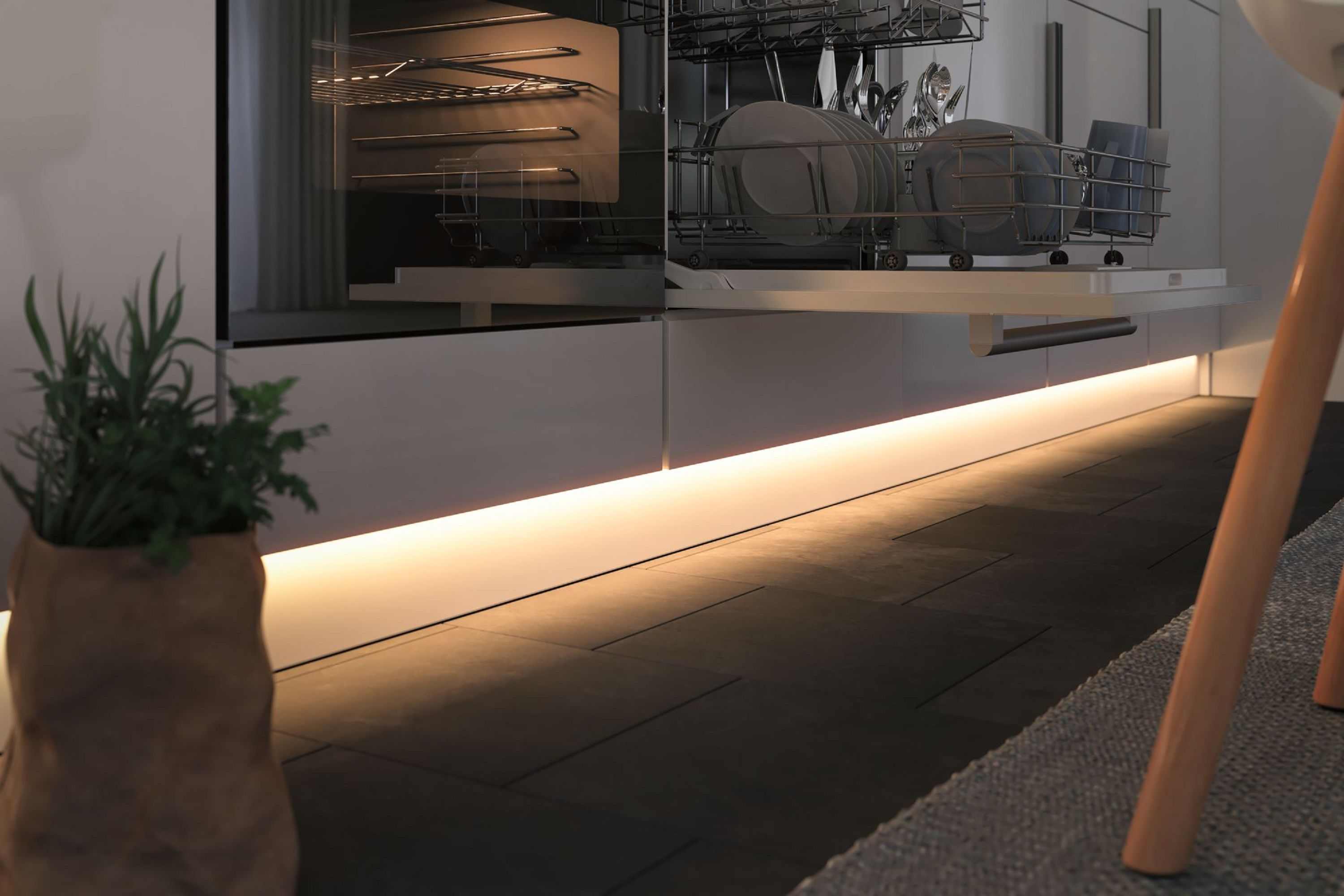 Zmywarka z talerzami i sztućcami. Roślina w brązowej papierowej torbie. Pasek świetlny na dole. Ciemna podłoga.