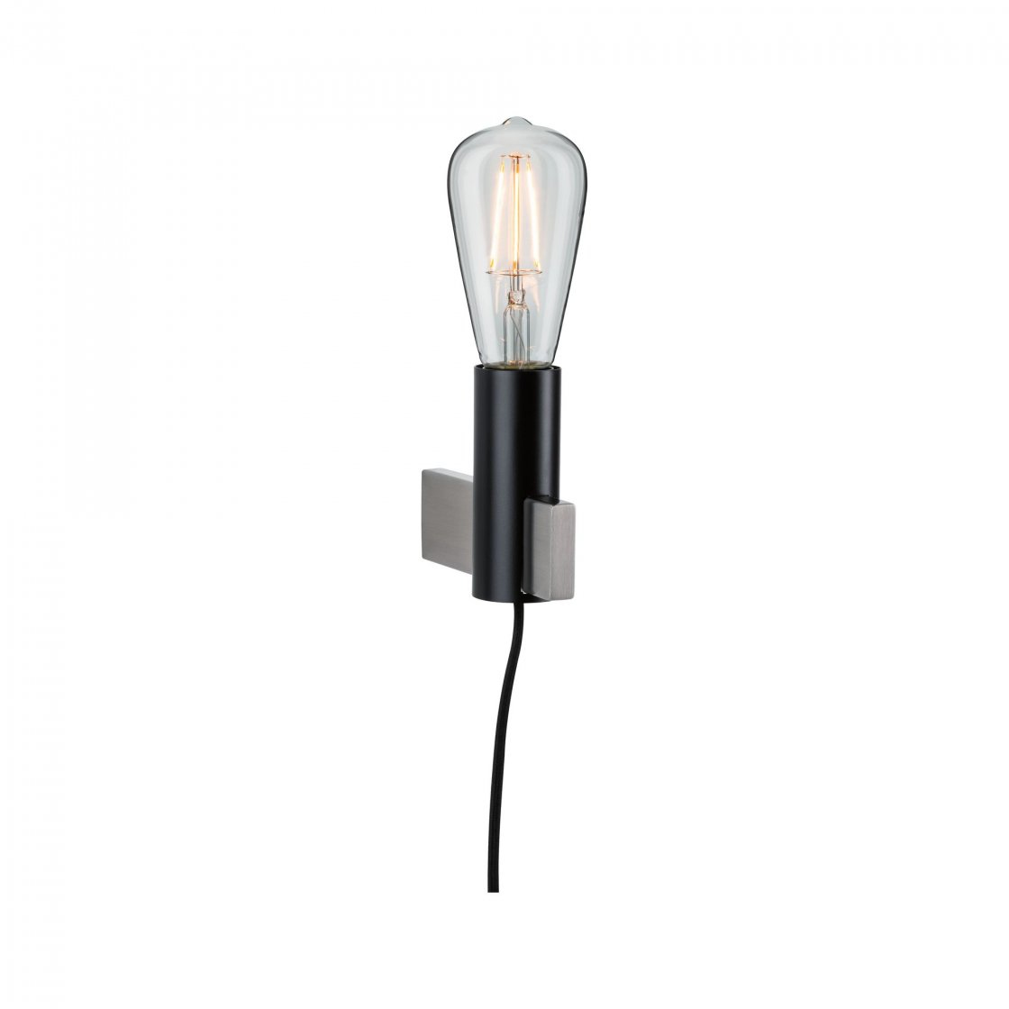 Eine schwarz-silberne Wandlampe mit einer klaren Glühbirne. Schwarzes Kabel hängt herunter. Weißer Hintergrund.