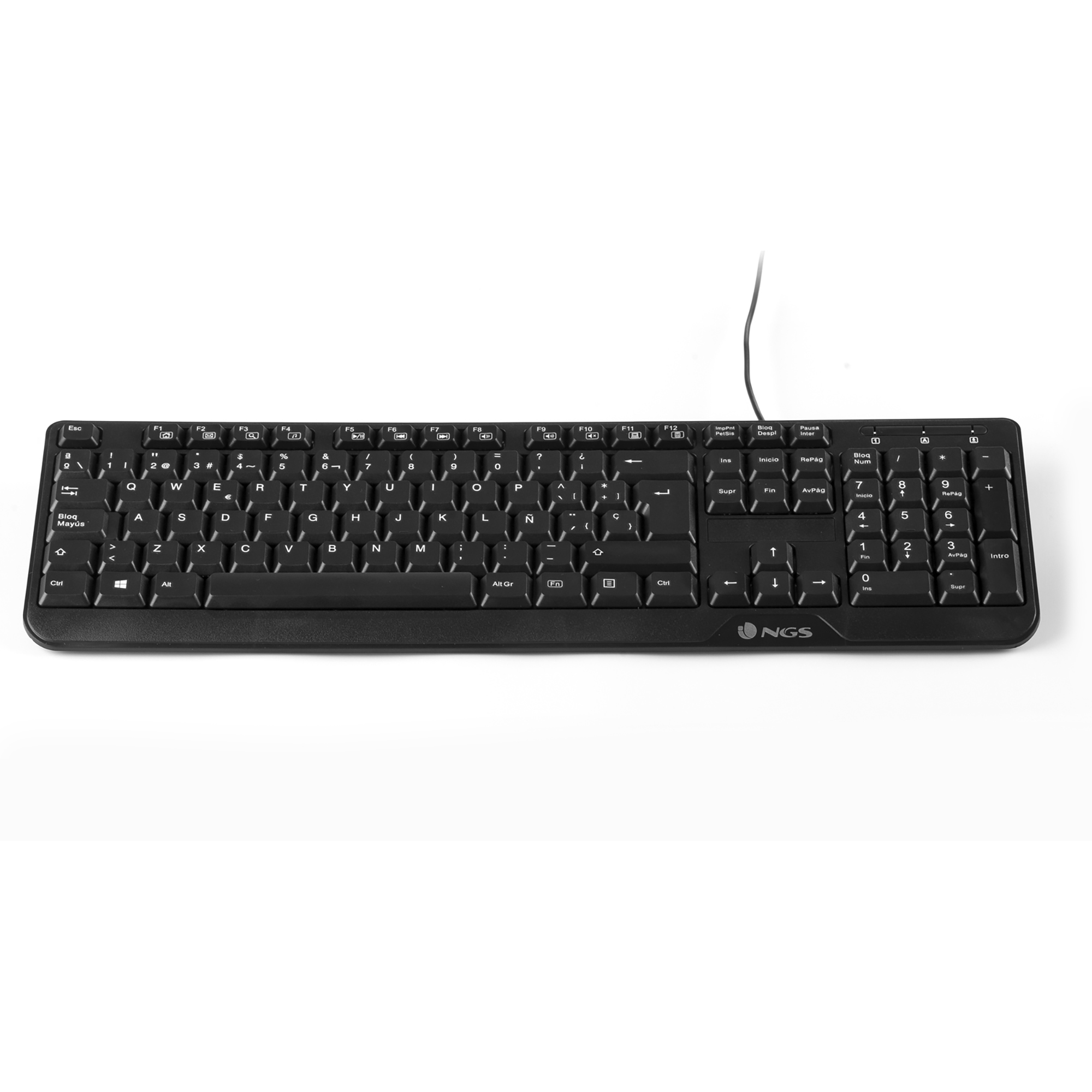 Teclado de computadora negro con letras y números blancos, un cable está conectado. Está sobre un fondo blanco.