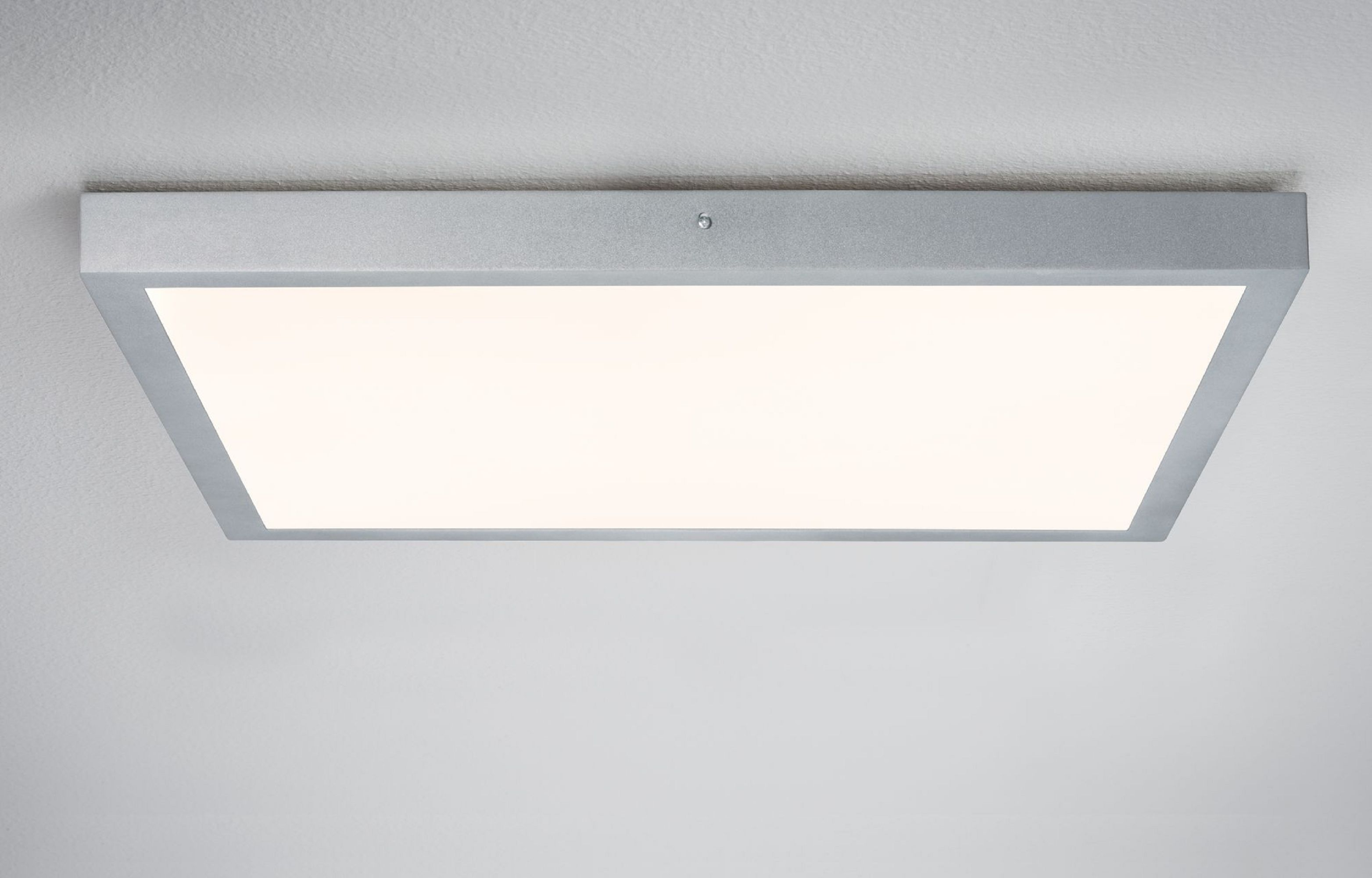 Eine rechteckige Deckenleuchte mit hellem Licht. Sie ist silberfarben und an einer weißen Decke montiert.