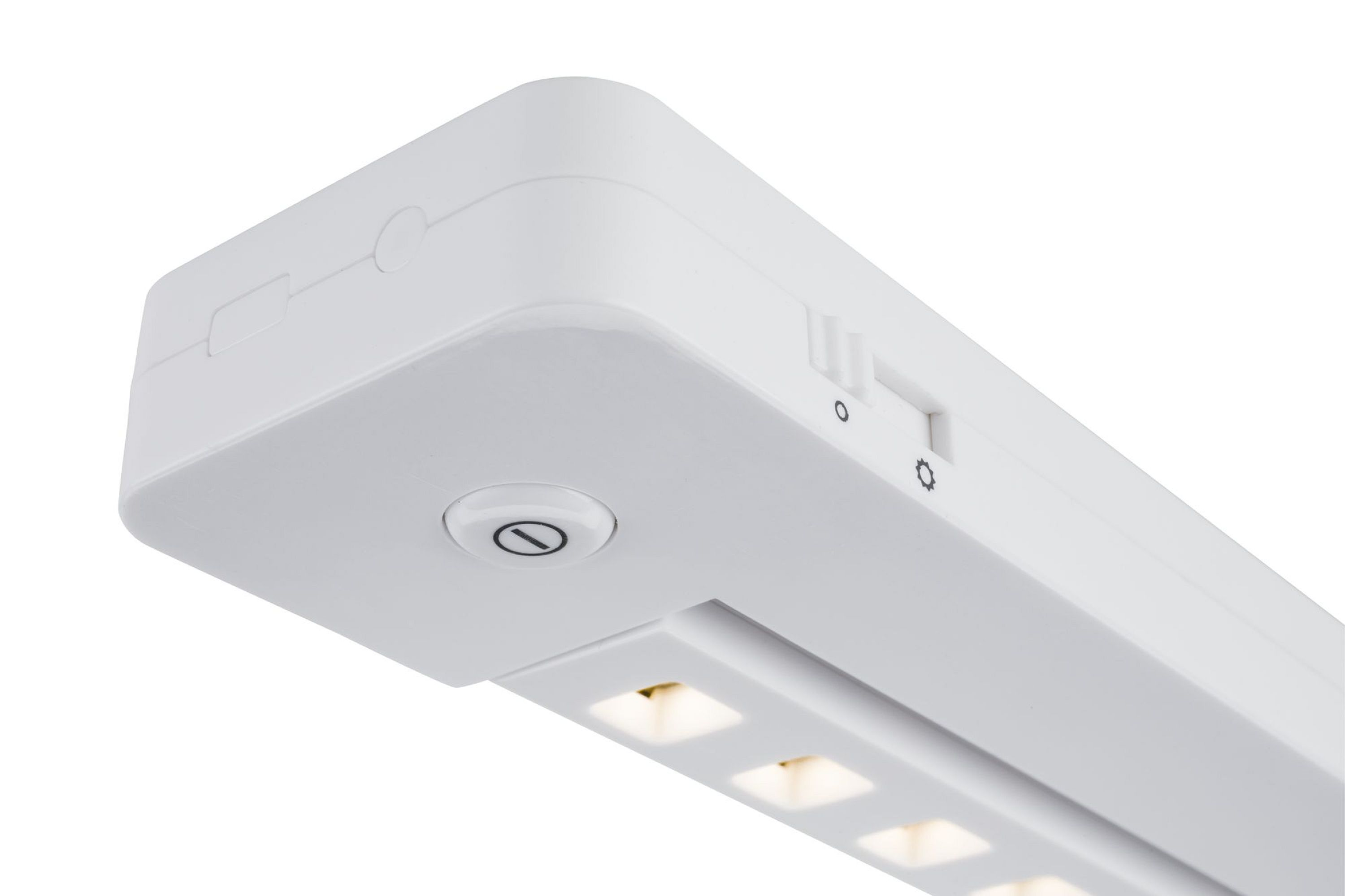 Nahaufnahme einer weißen LED-Leuchte mit Schalter und Knopf. Mehrere kleine Lichter sind an.